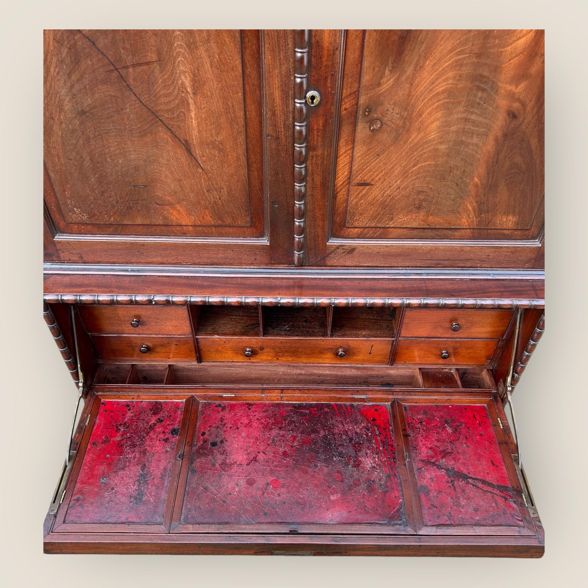 Cassapanca da campagna anglo-indiana Padouk del XIX secolo con secretaire e credenza in vendita 2