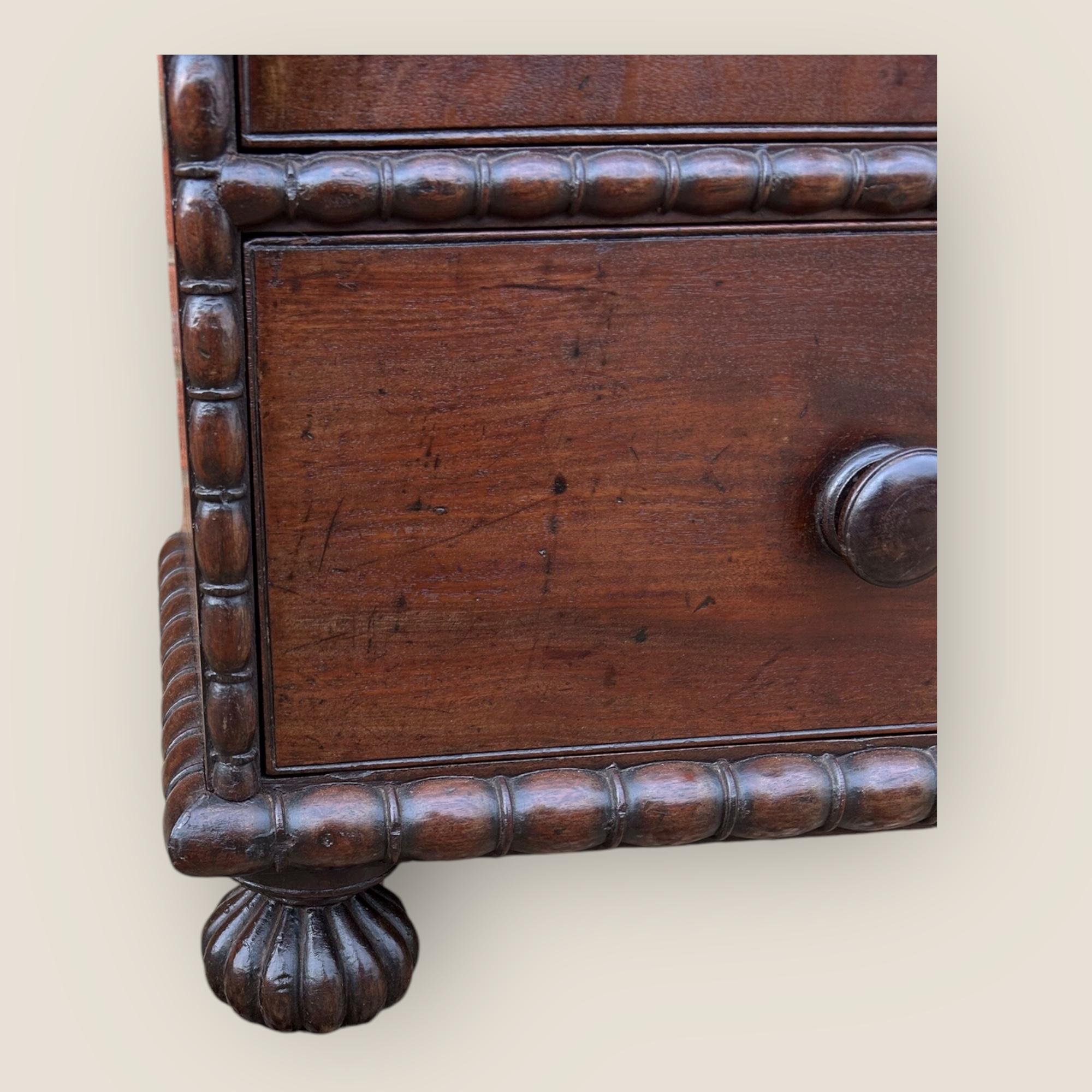 Cassapanca da campagna anglo-indiana Padouk del XIX secolo con secretaire e credenza in vendita 3