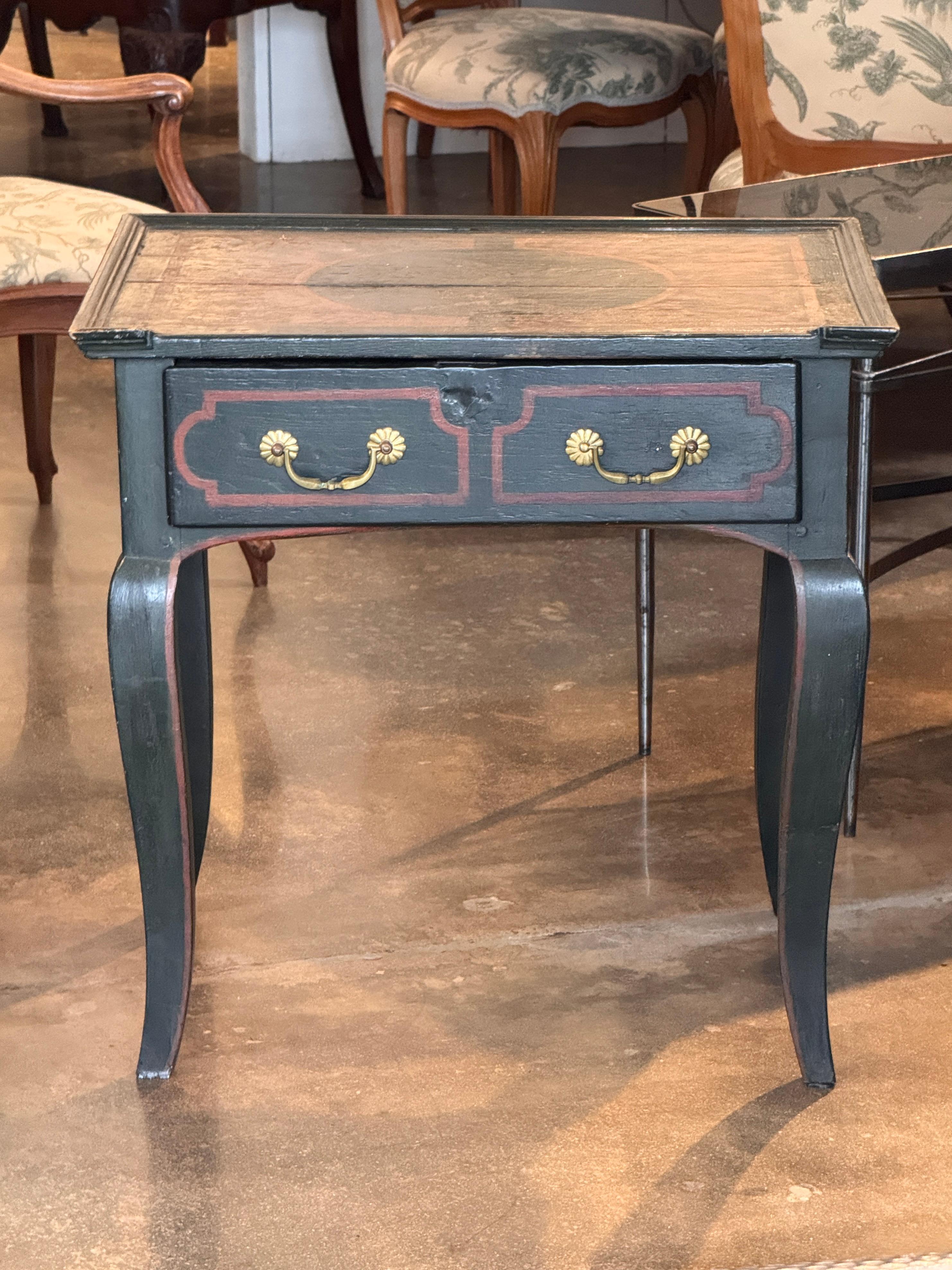 Francese 19th Century Paint-Decorated Table With Raised-Edge Top in vendita