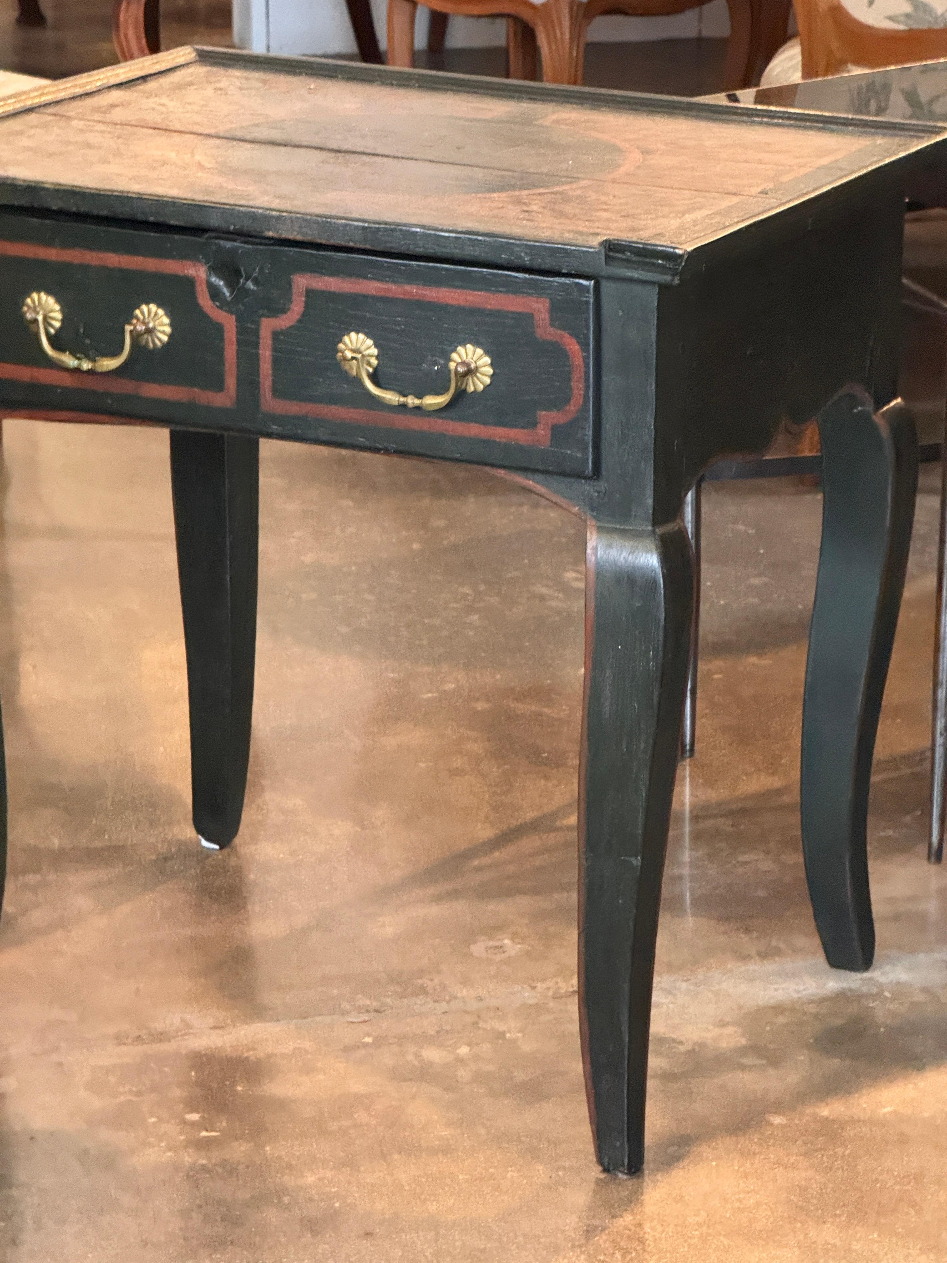 19th Century Paint-Decorated Table With Raised-Edge Top In condizioni buone in vendita a Charlottesville, VA