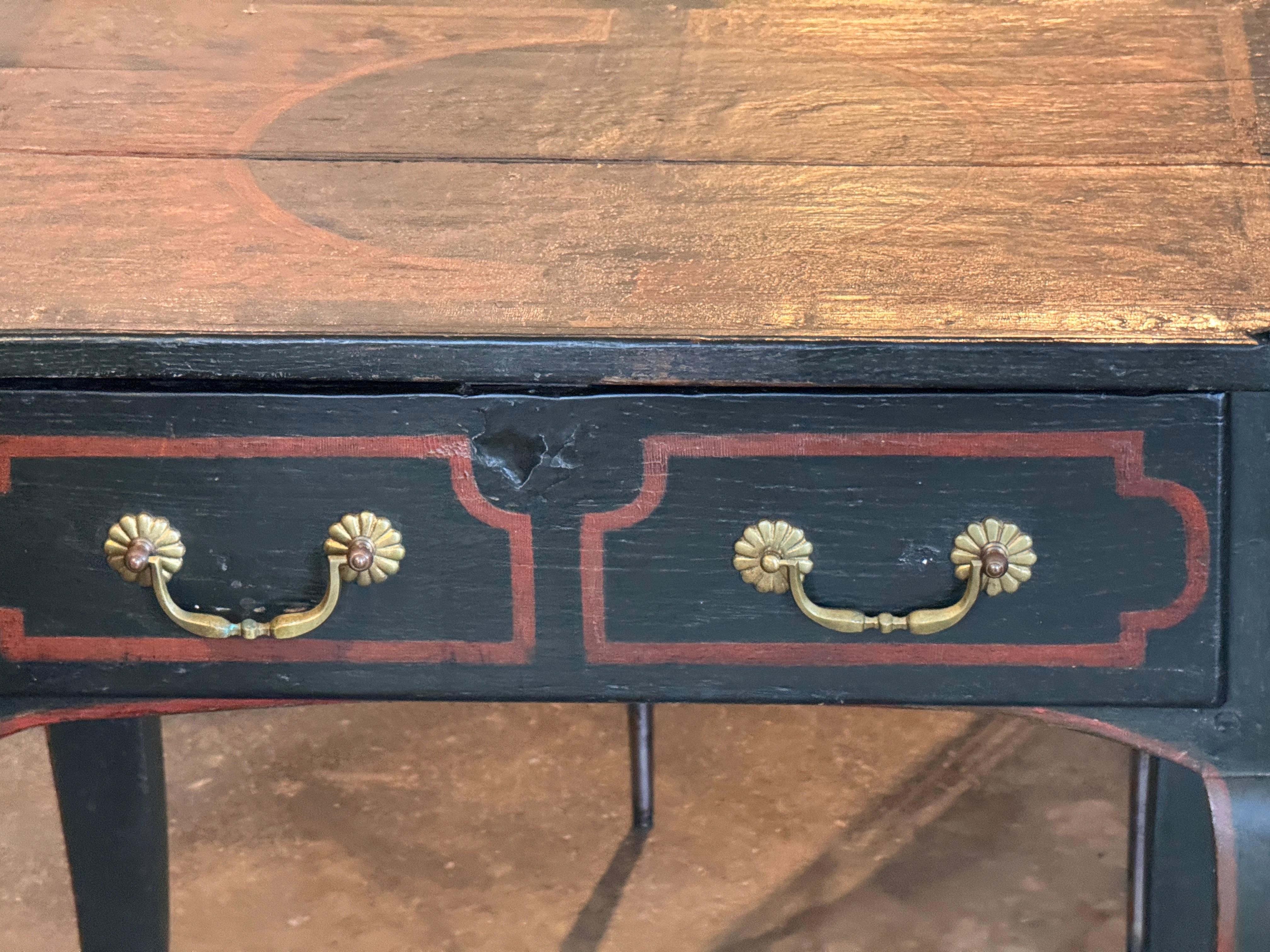 Legno 19th Century Paint-Decorated Table With Raised-Edge Top in vendita