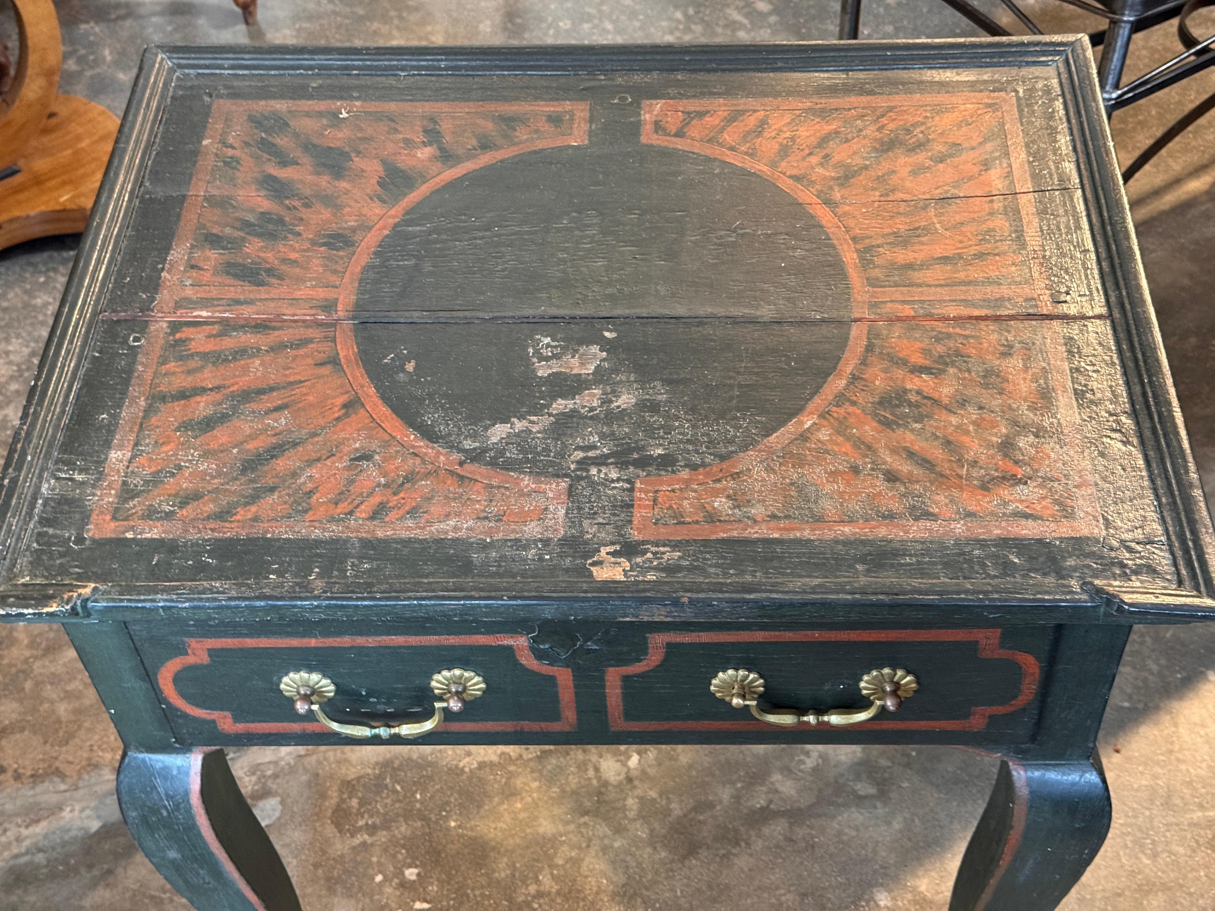 19th Century Paint-Decorated Table With Raised-Edge Top in vendita 1