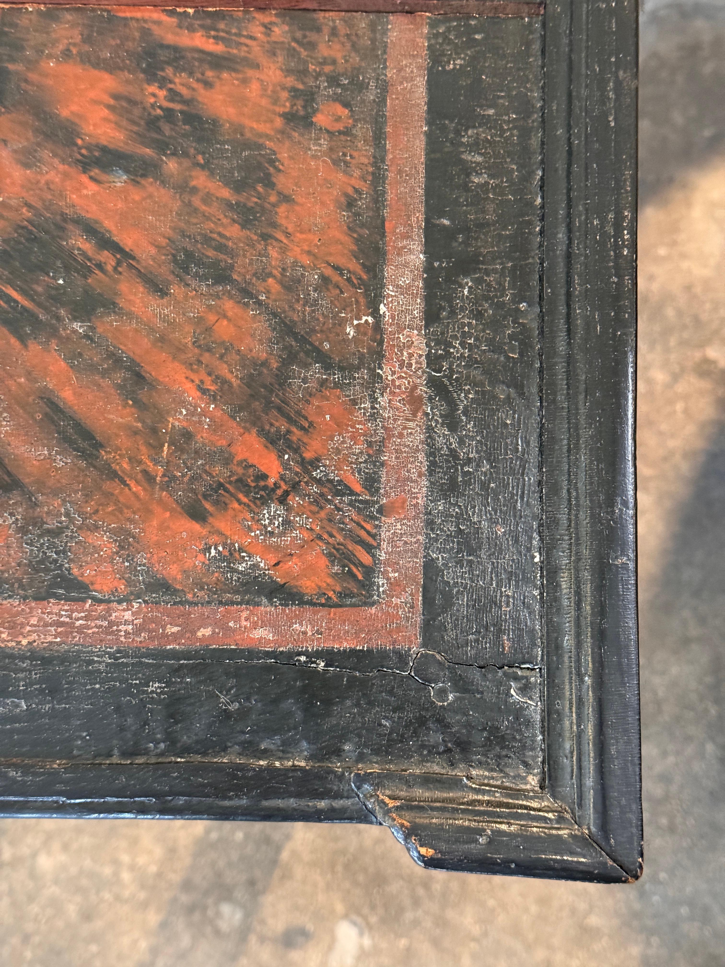 19th Century Paint-Decorated Table With Raised-Edge Top in vendita 2