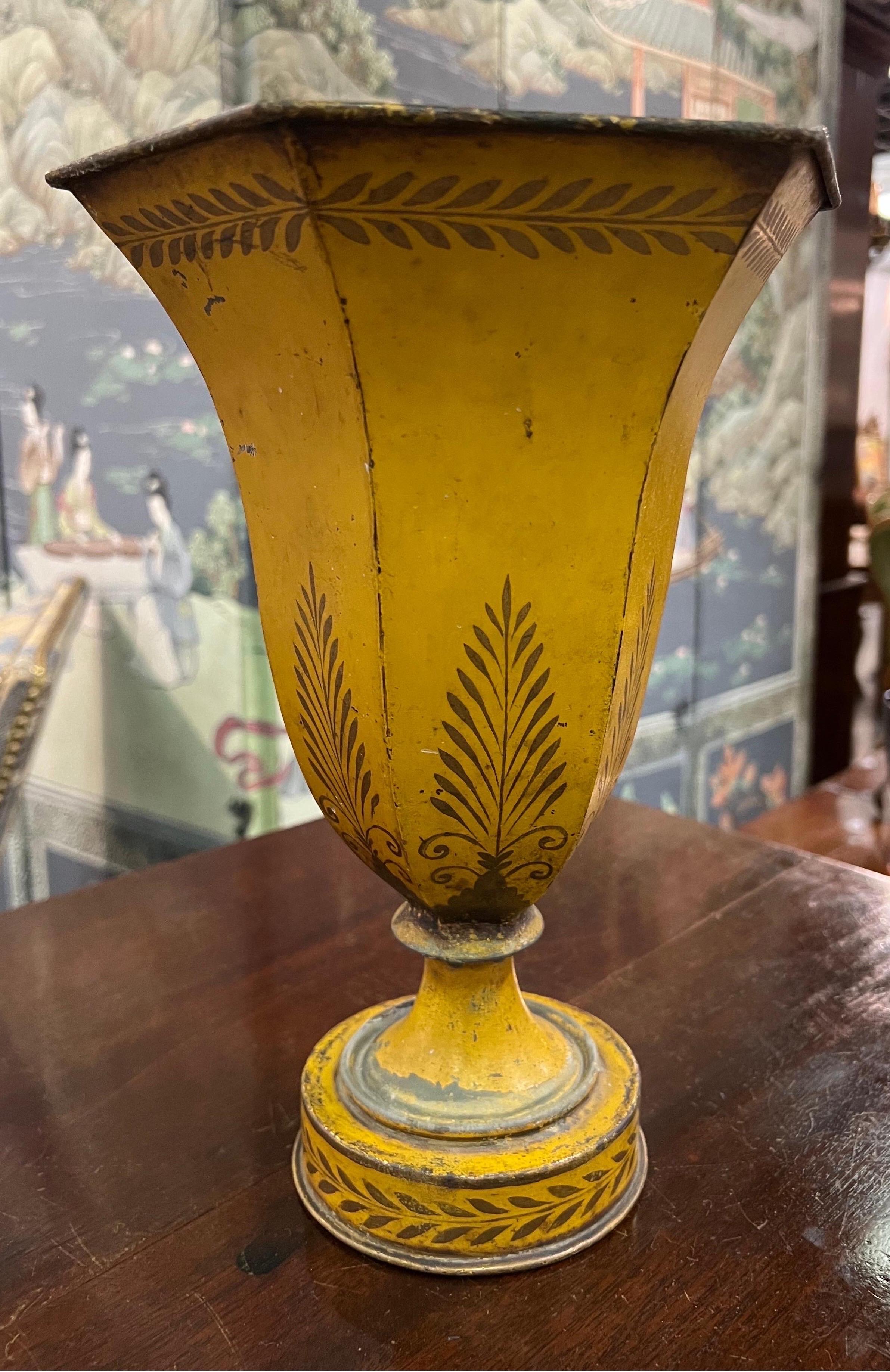 englische oder französische Tole-Urne aus dem 19. Jahrhundert in Originalfarbe.