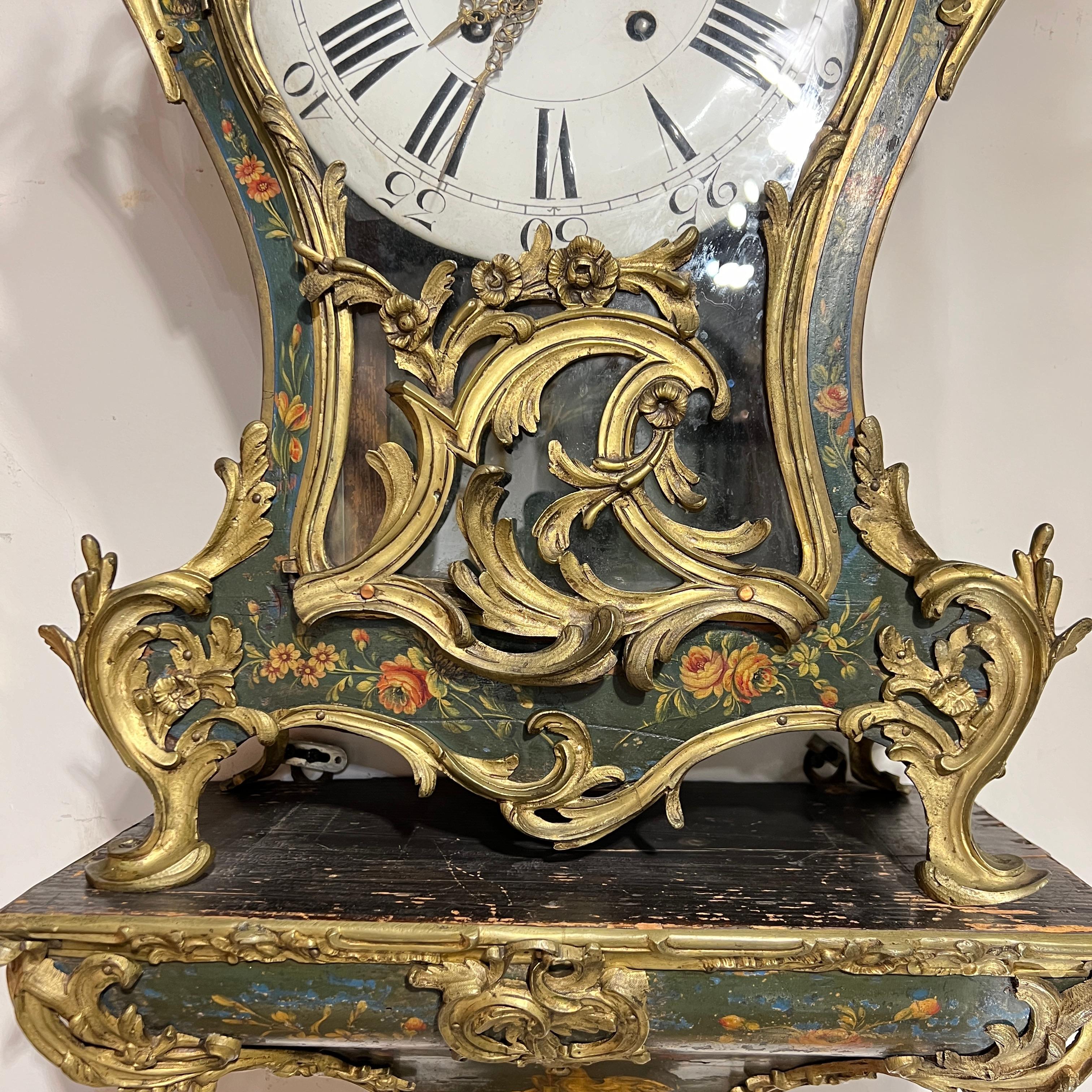 Bronze Horloge de support en bronze doré et peint du 19e siècle de style Louis XV en vente