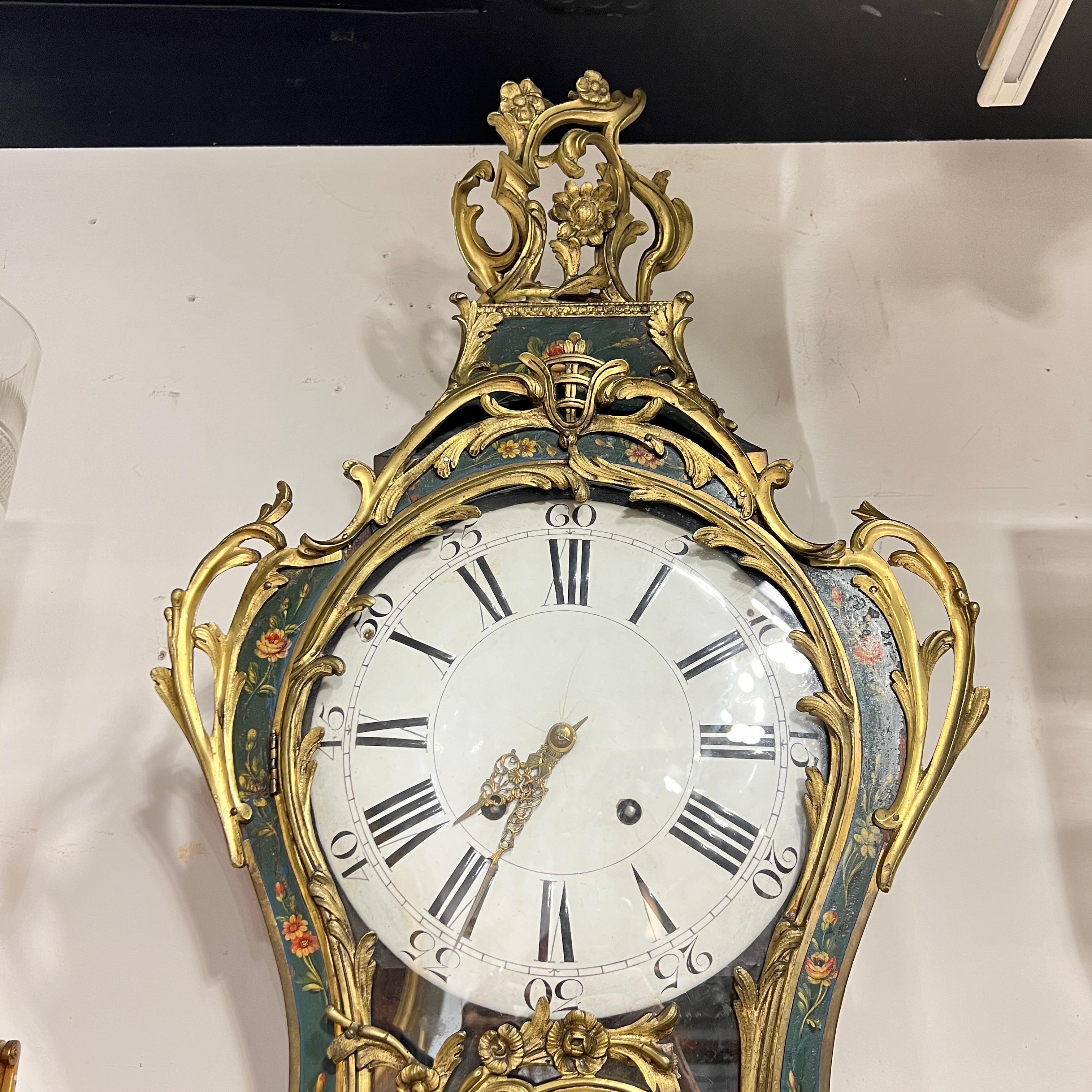Horloge de support en bronze doré et peint du 19e siècle de style Louis XV en vente 2