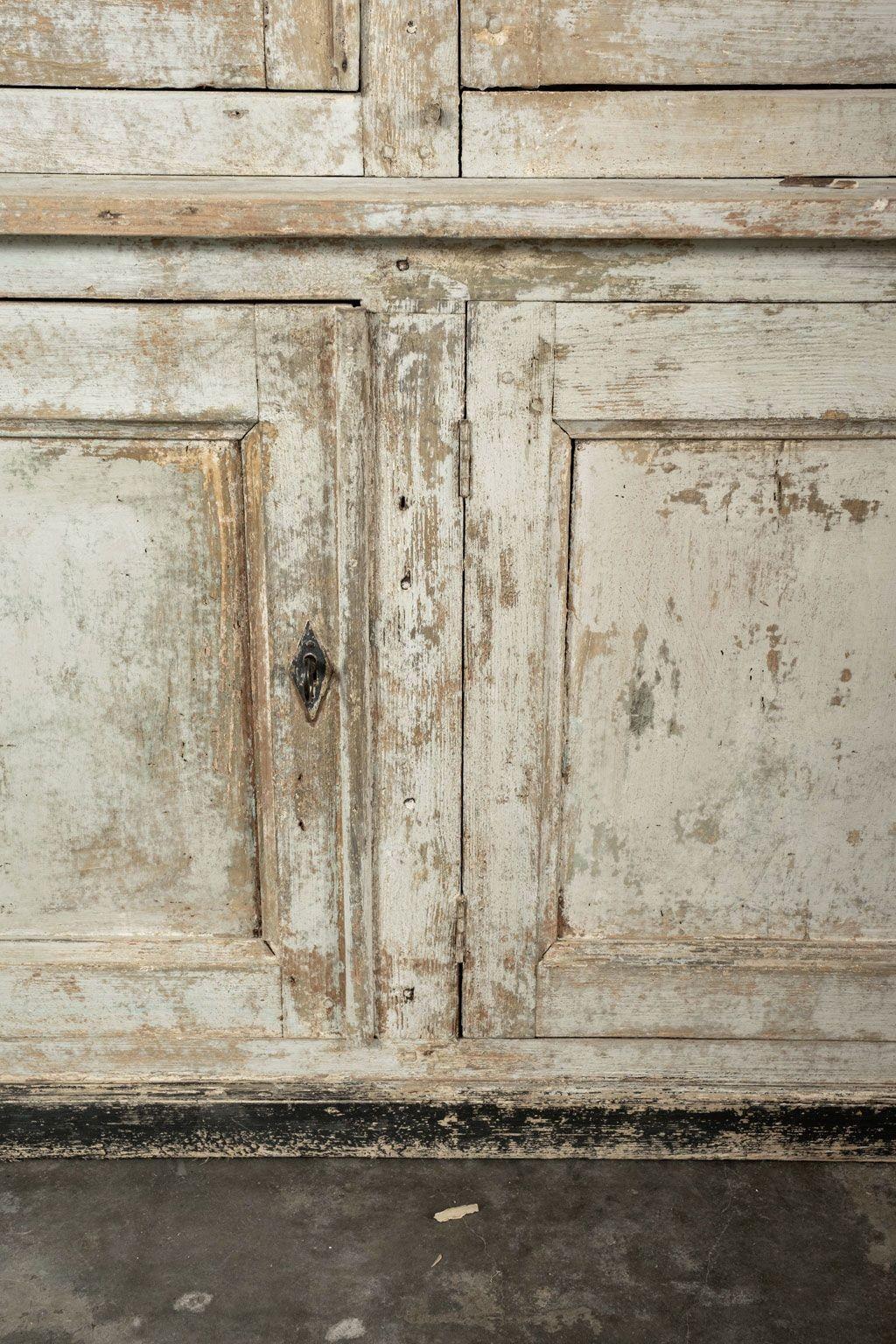 Biblioteca dipinta del XIX secolo proveniente dalla Francia. Biblioteca intagliata e dipinta a mano con tre porte superiori con pannelli di vetro che si aprono per rivelare due spazi di stoccaggio con tre ripiani rimovibili ciascuno (ripiani