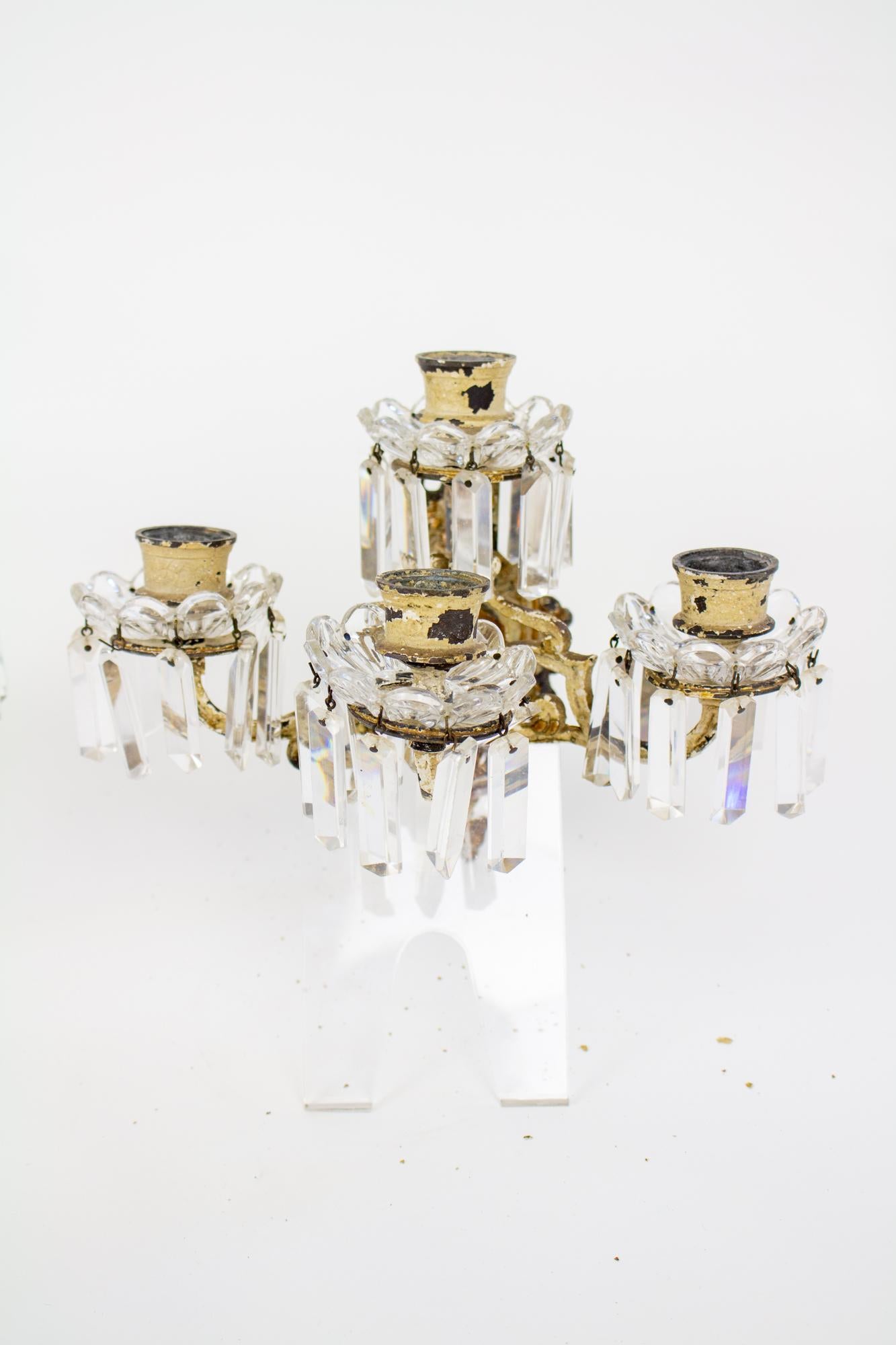 Vierarmige Baccarat-Kerzenleuchter aus lackiertem Messing und Kristall aus dem 19. Jahrhundert – ein Paar im Zustand „Starke Gebrauchsspuren“ im Angebot in Canton, MA