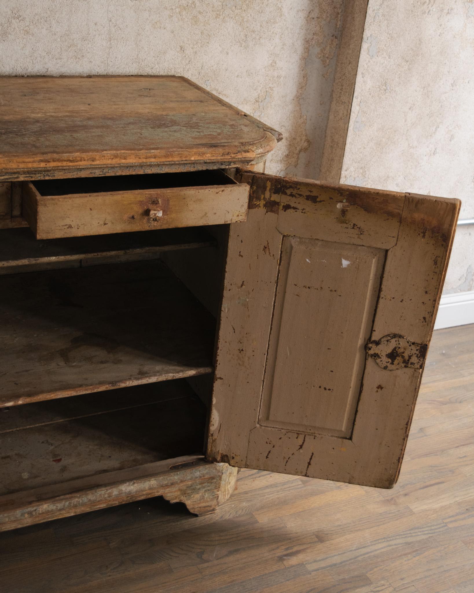 Buffet svedese gustaviano con una splendida finitura dipinta in stile antico. Inizio del XIX secolo. Si tratta di un pezzo solido e in ottime condizioni d'epoca. 