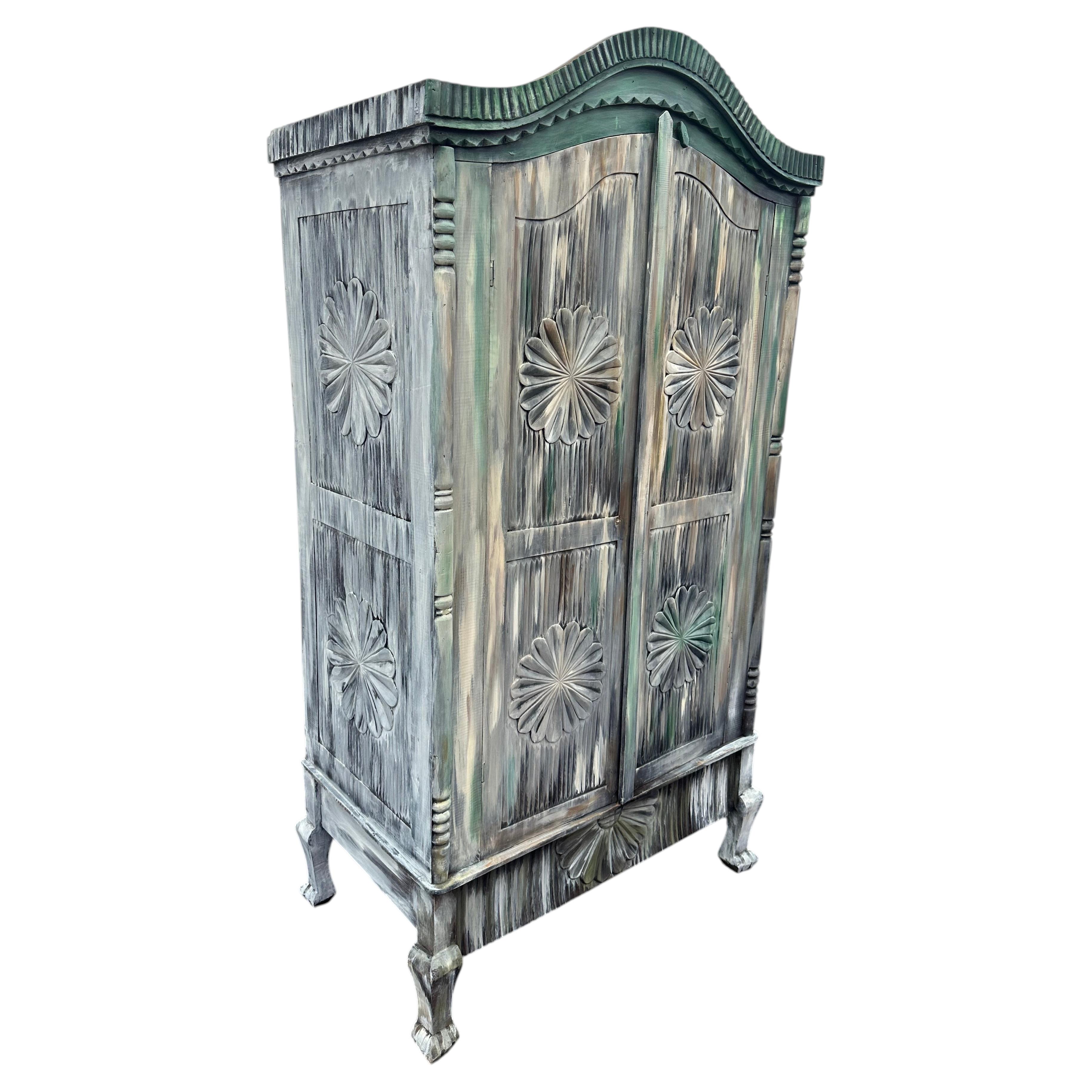 Armoire indienne du 19e siècle peinte et sculptée en forme de soleil en vente