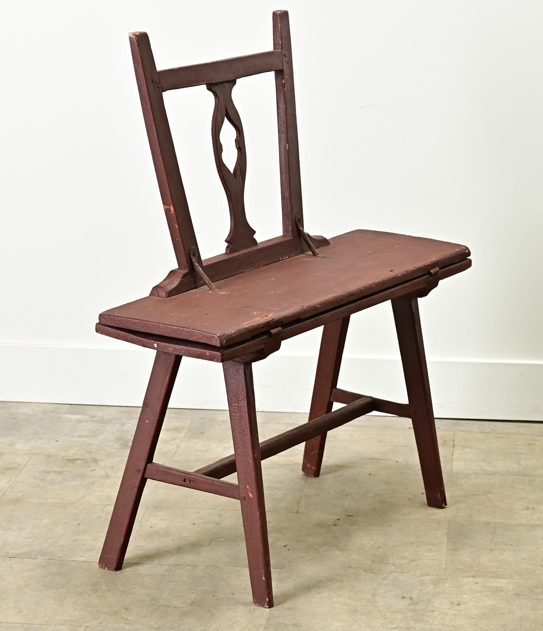 Ein bemalter Stuhl-Tisch aus Kiefernholz aus den Niederlanden aus den 1800er Jahren. Bei dieser funktionalen Antiquität handelt es sich um einen Stuhl, der durch handgeschmiedete Eisenscharniere in einen Tisch verwandelt werden kann. Die Rückenlehne