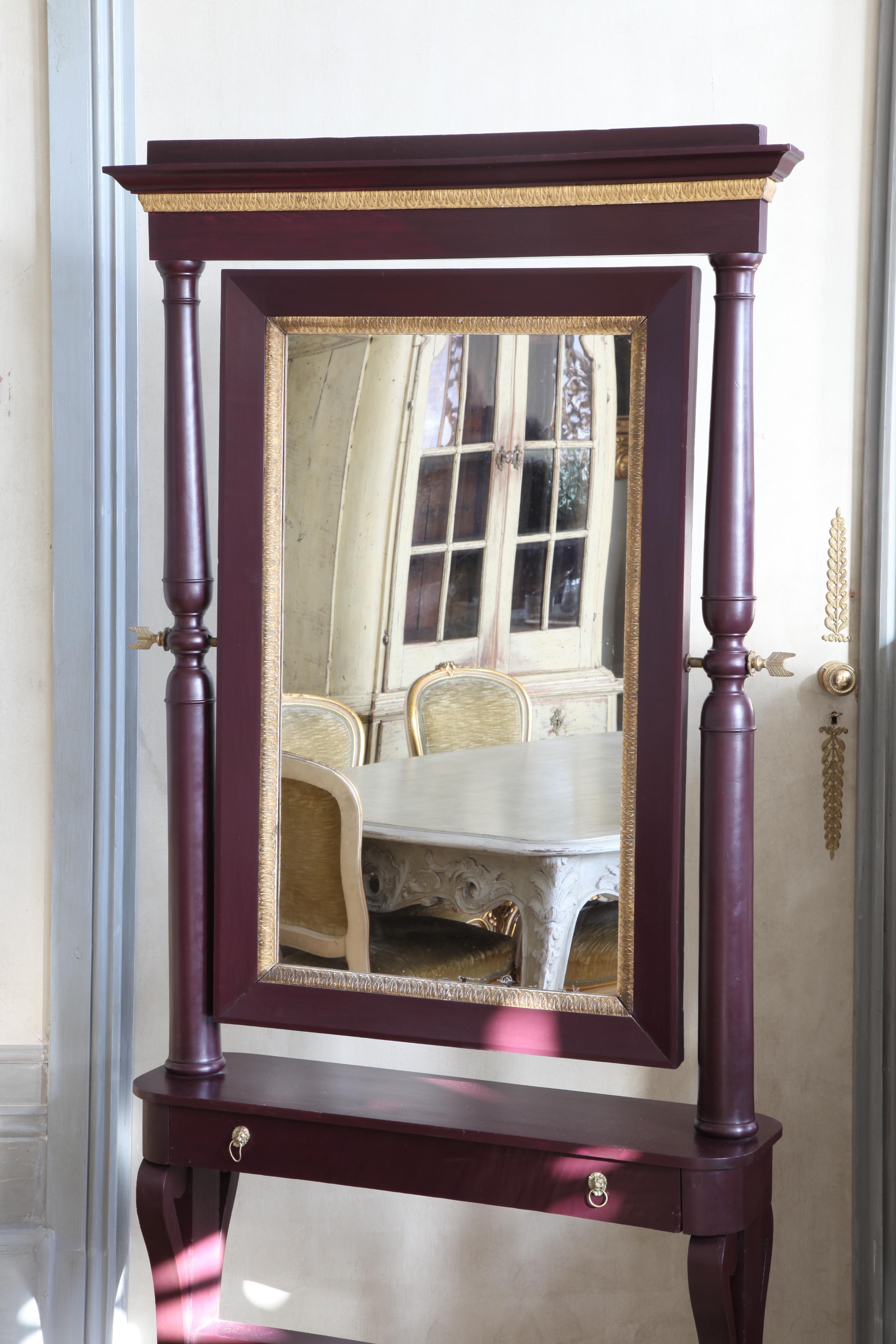 Elegant miroir de cheval italien du XIXe siècle, en acajou massif et plaqué, avec des moulures en bois doré sculptées à la main et des ferrures en bronze doré. Le miroir est équipé d'un tiroir soigné.
Peint dans une laque d'un violet profond.