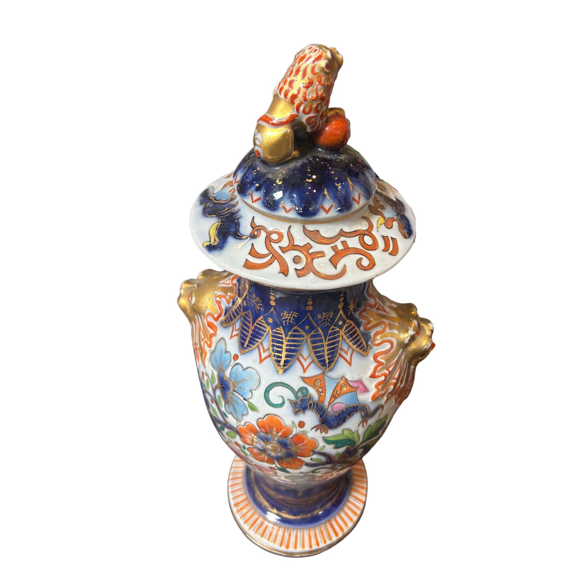 Vase d'exportation chinois peint du 19e siècle avec des accents dorés de belles figures chinoises, des motifs floraux colorés et un motif de tête de lion, avec couvercle, acheté à Paris