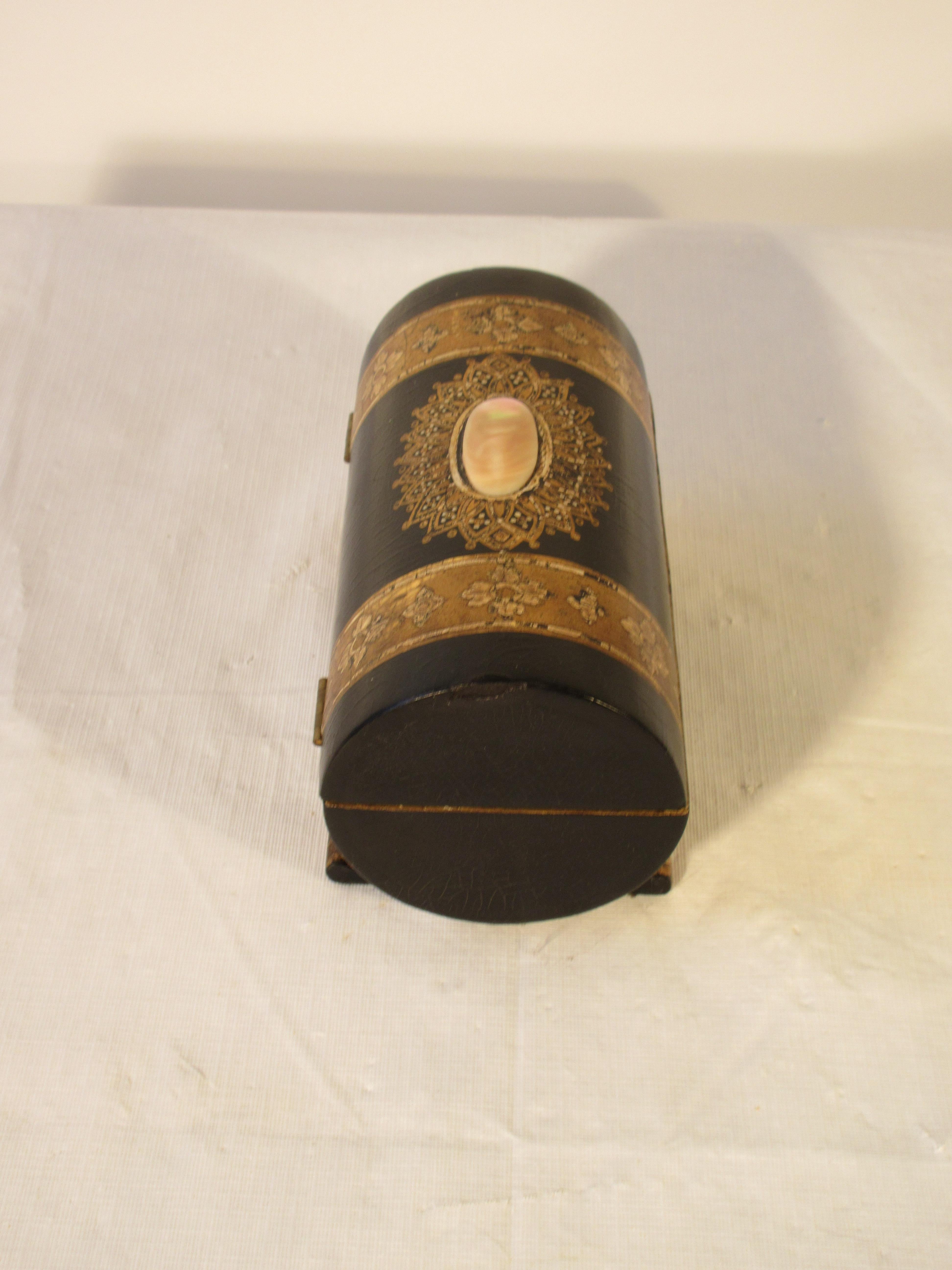 Bemalte Kuppelschachtel mit Perlmutt aus dem 19. Jahrhundert (Spätes 19. Jahrhundert) im Angebot