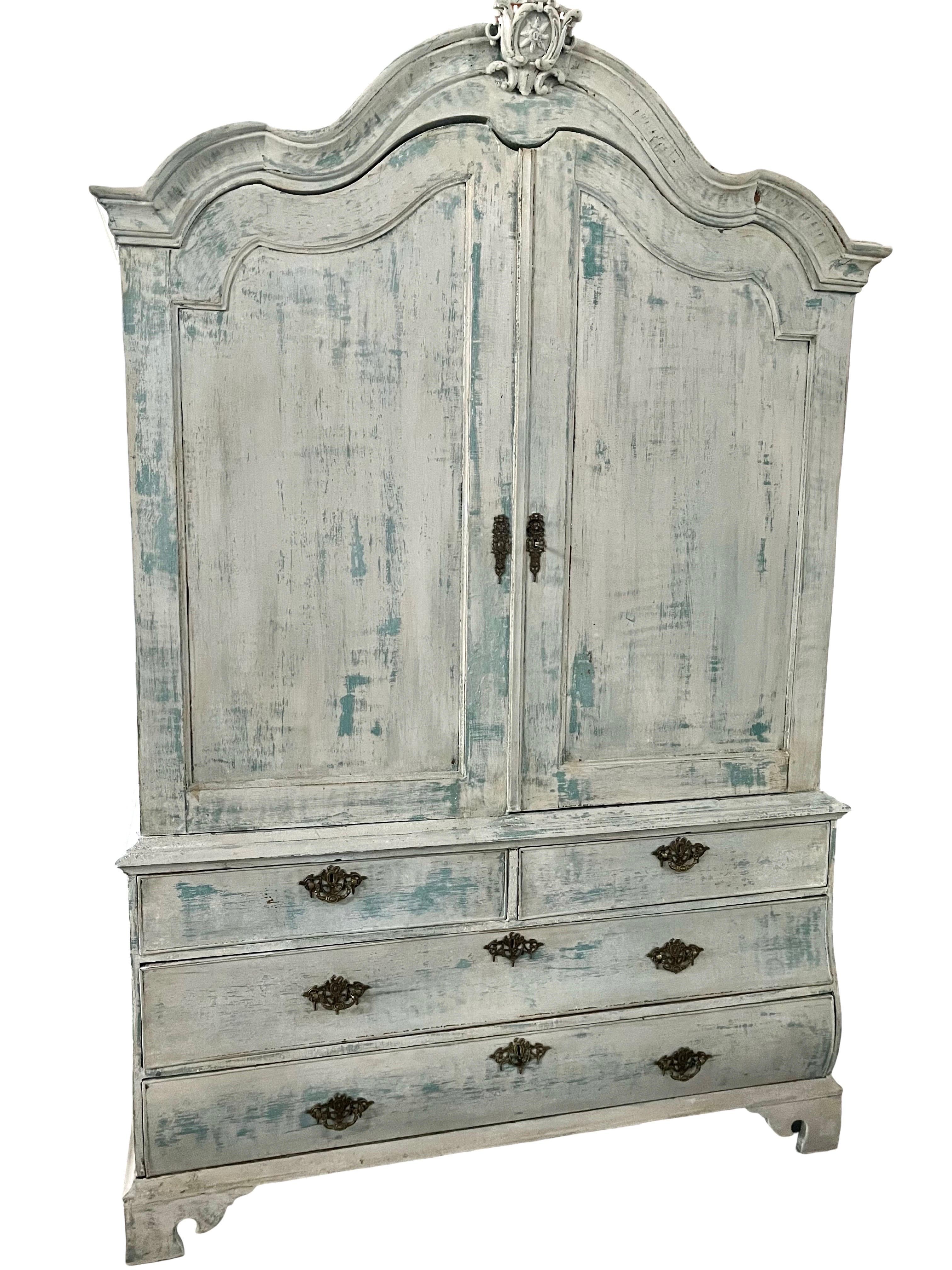 Large cupboard hand-made in the Netherlands in the 1800s using oak and pegged construction. Despite being pretty large the cupboard has a very delicate and elegant look because of both the nice rounded lines of the molding, the bombay bottom as well