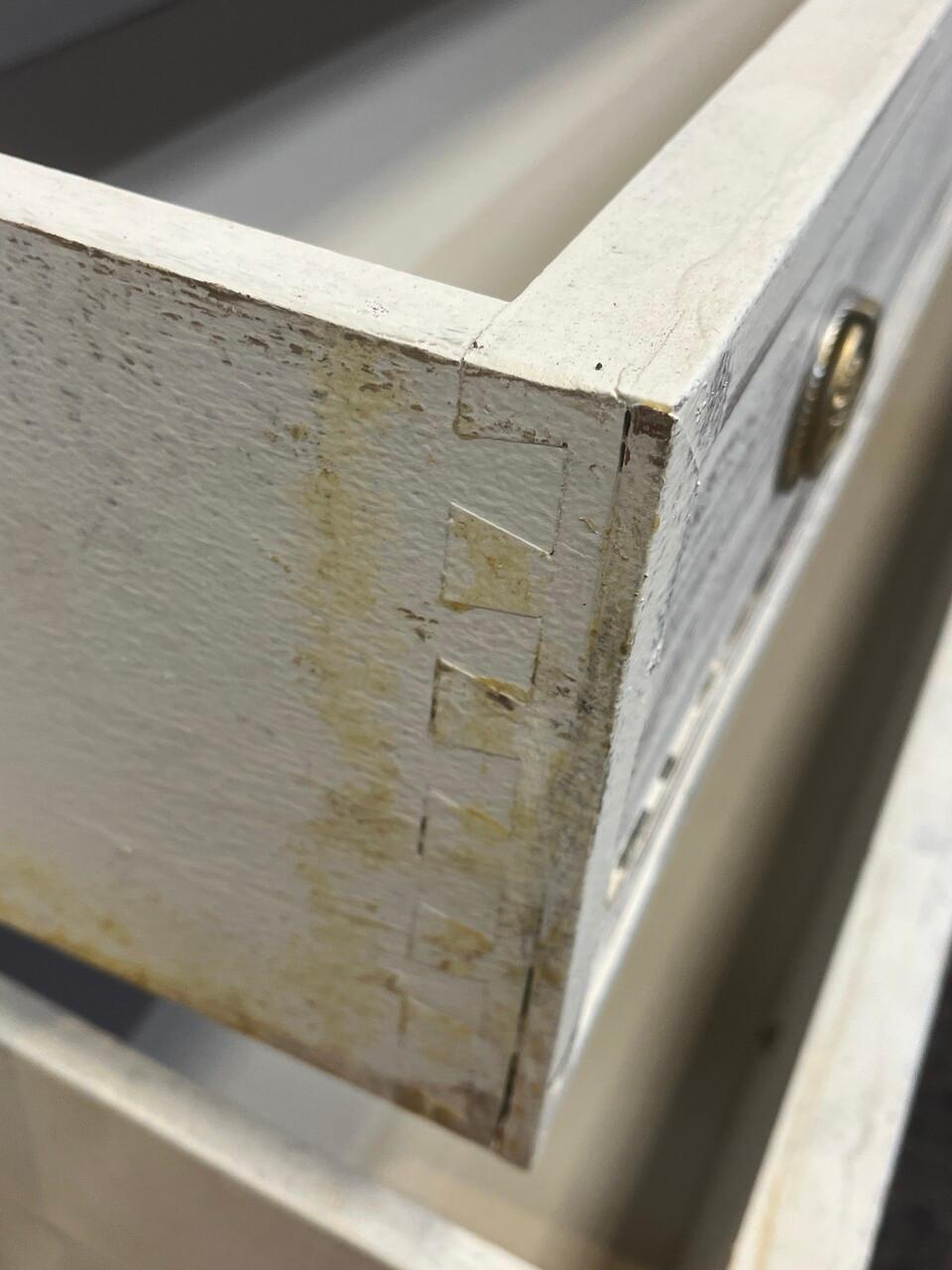 Legno Cassettiera francese a 5 cassetti dipinta del XIX secolo in vendita