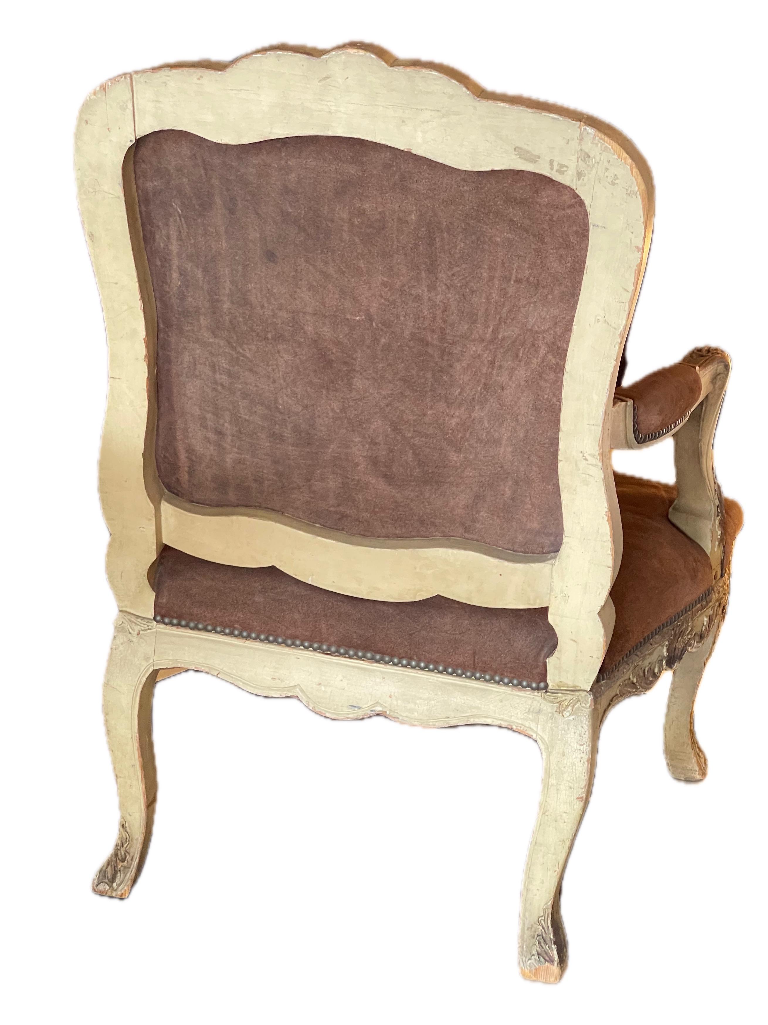 Bemalter französischer Sessel des 19. Jahrhunderts mit Wildlederbezug (Polster) im Angebot