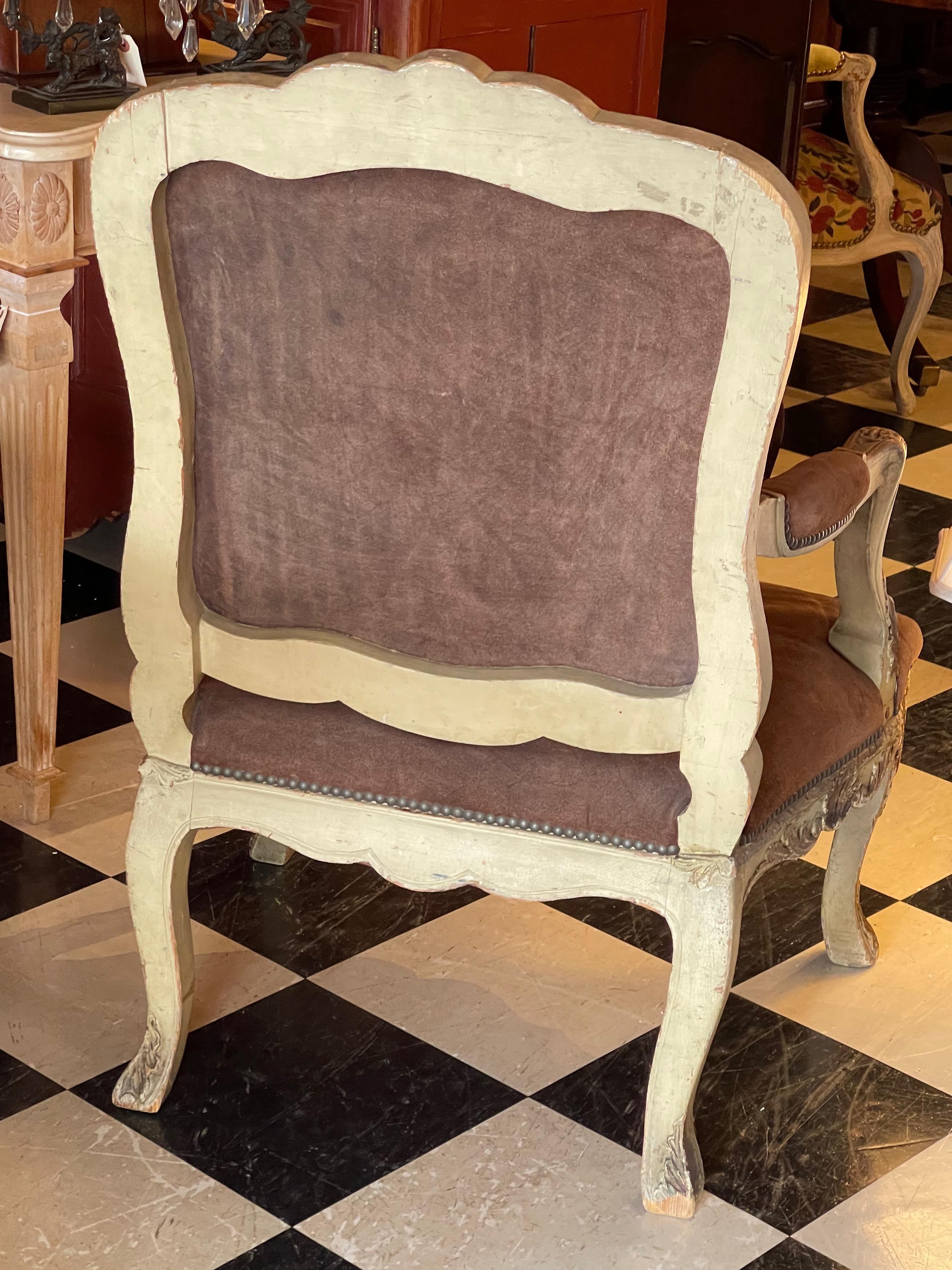 Bemalter französischer Sessel des 19. Jahrhunderts mit Wildlederbezug im Angebot 1
