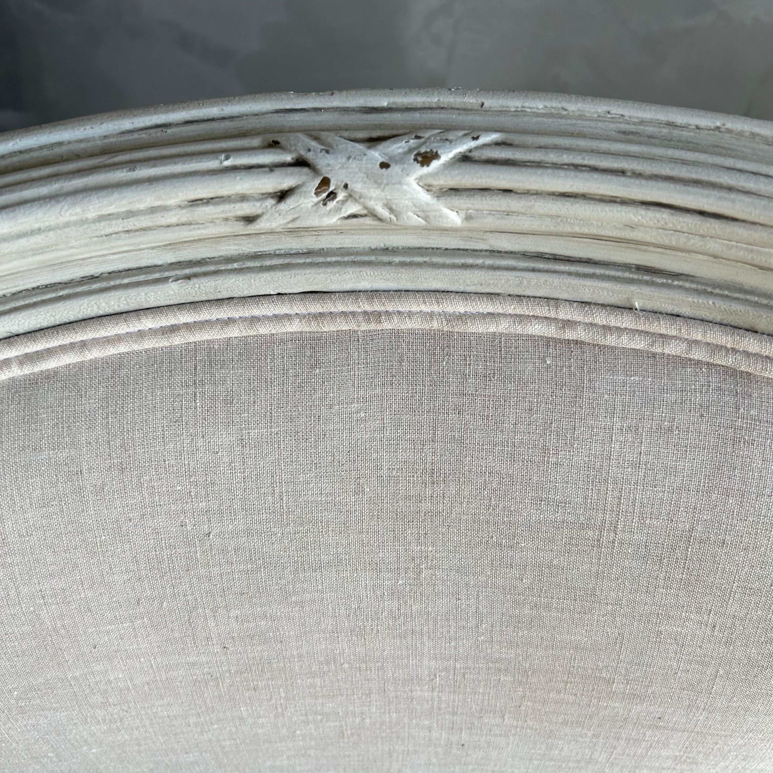 Sillones franceses de brazos abiertos de caña pintados del siglo XIX con tapicería de lino en venta 5