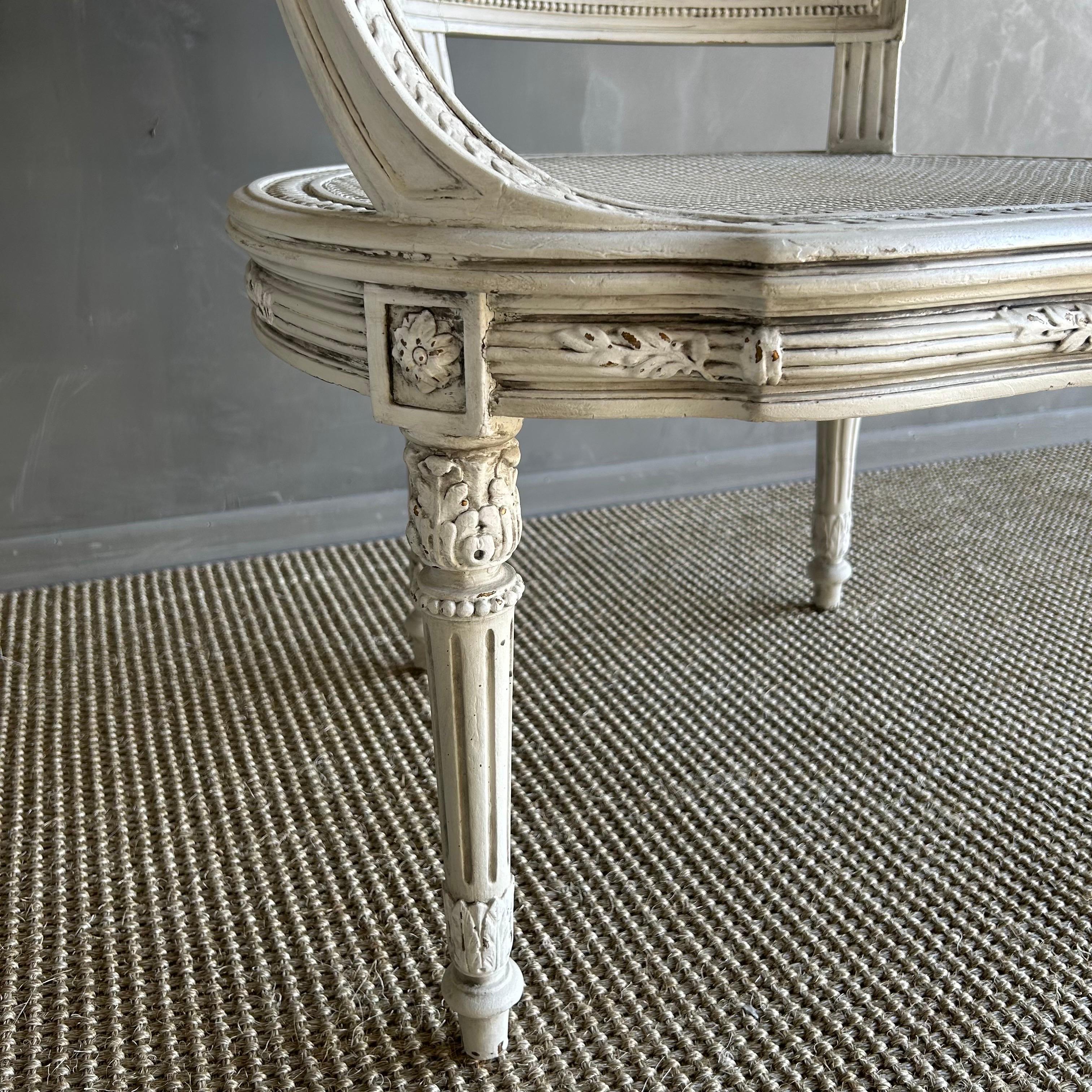 Sillones franceses de brazos abiertos de caña pintados del siglo XIX con tapicería de lino en venta 6
