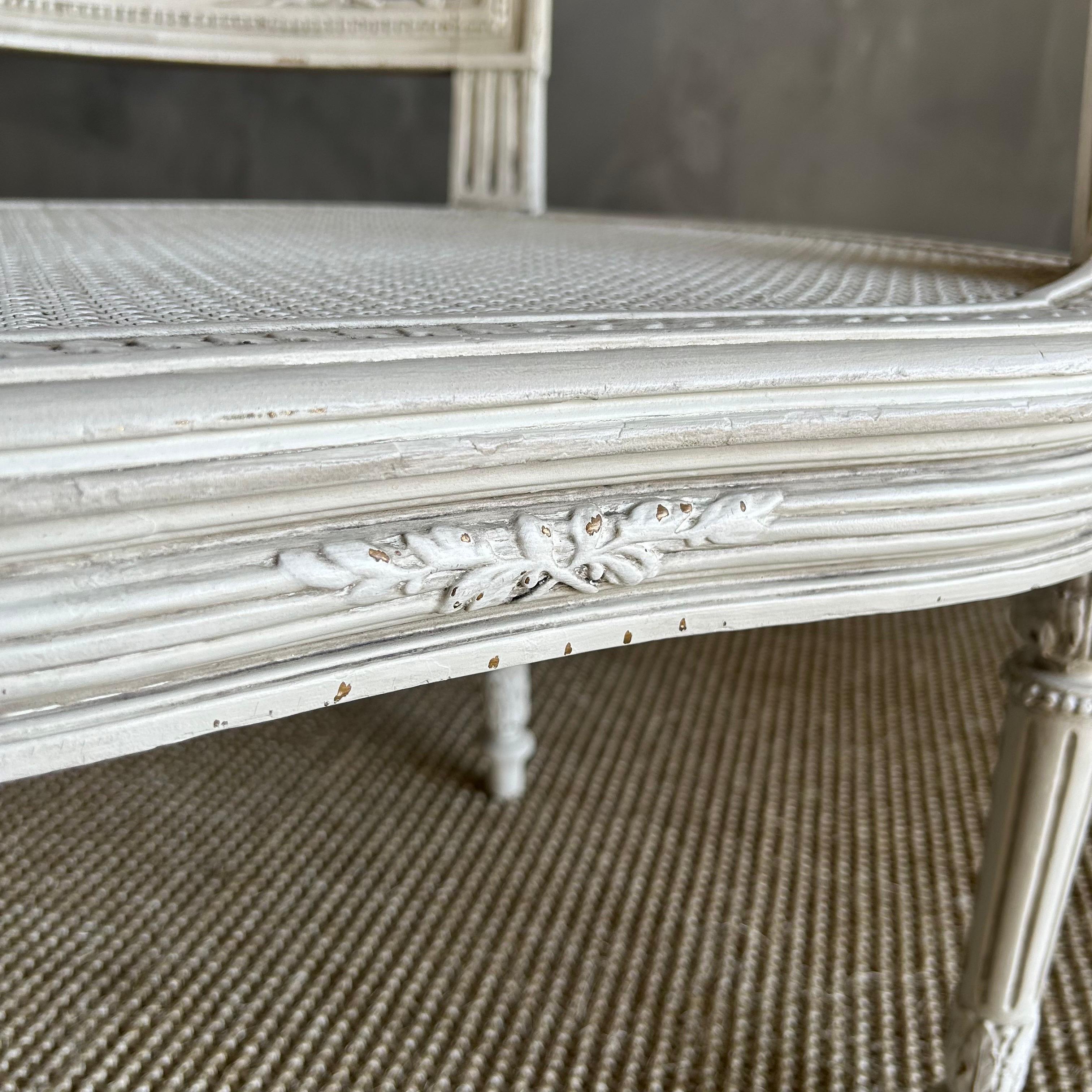 Sillones franceses de brazos abiertos de caña pintados del siglo XIX con tapicería de lino en venta 7