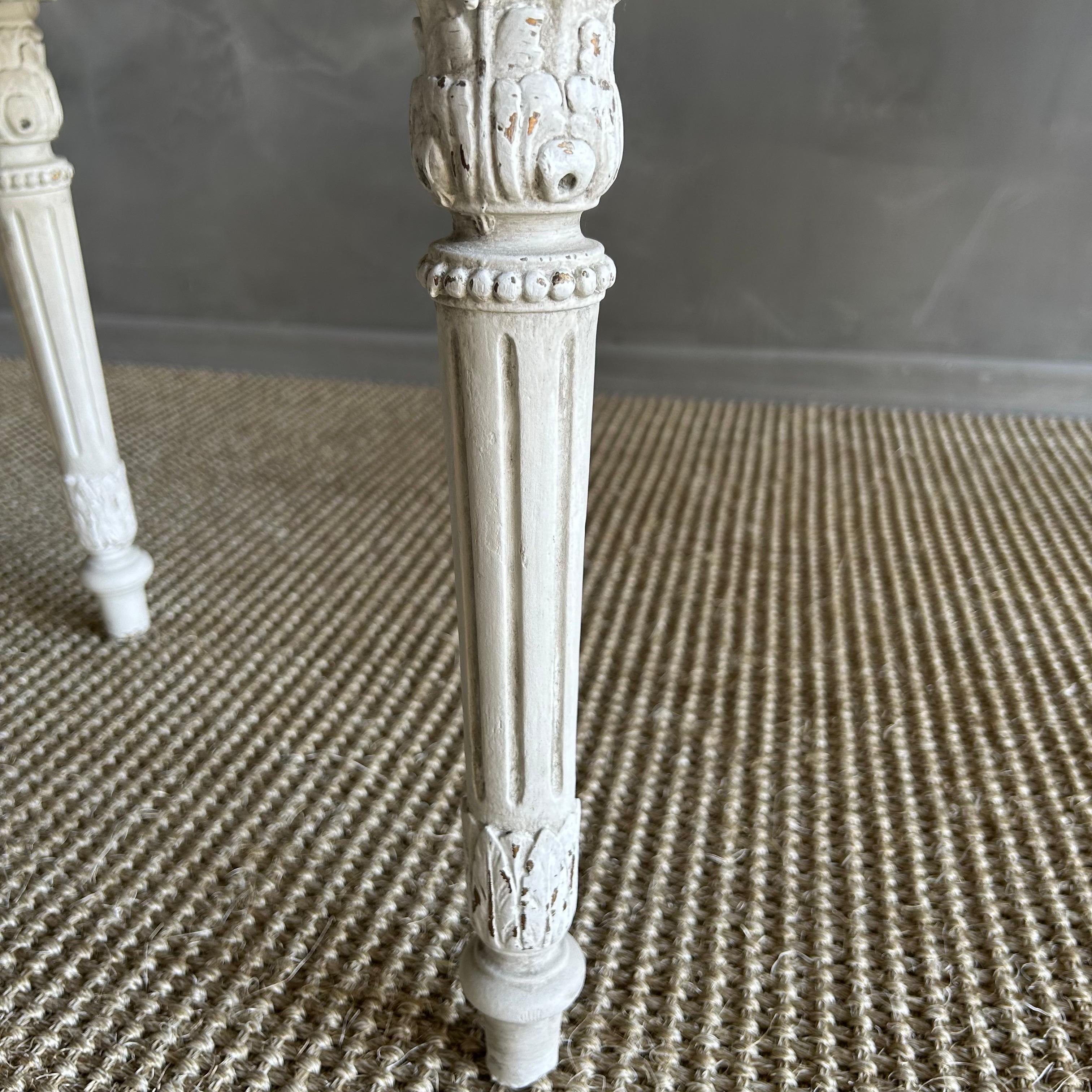 Sillones franceses de brazos abiertos de caña pintados del siglo XIX con tapicería de lino en venta 8