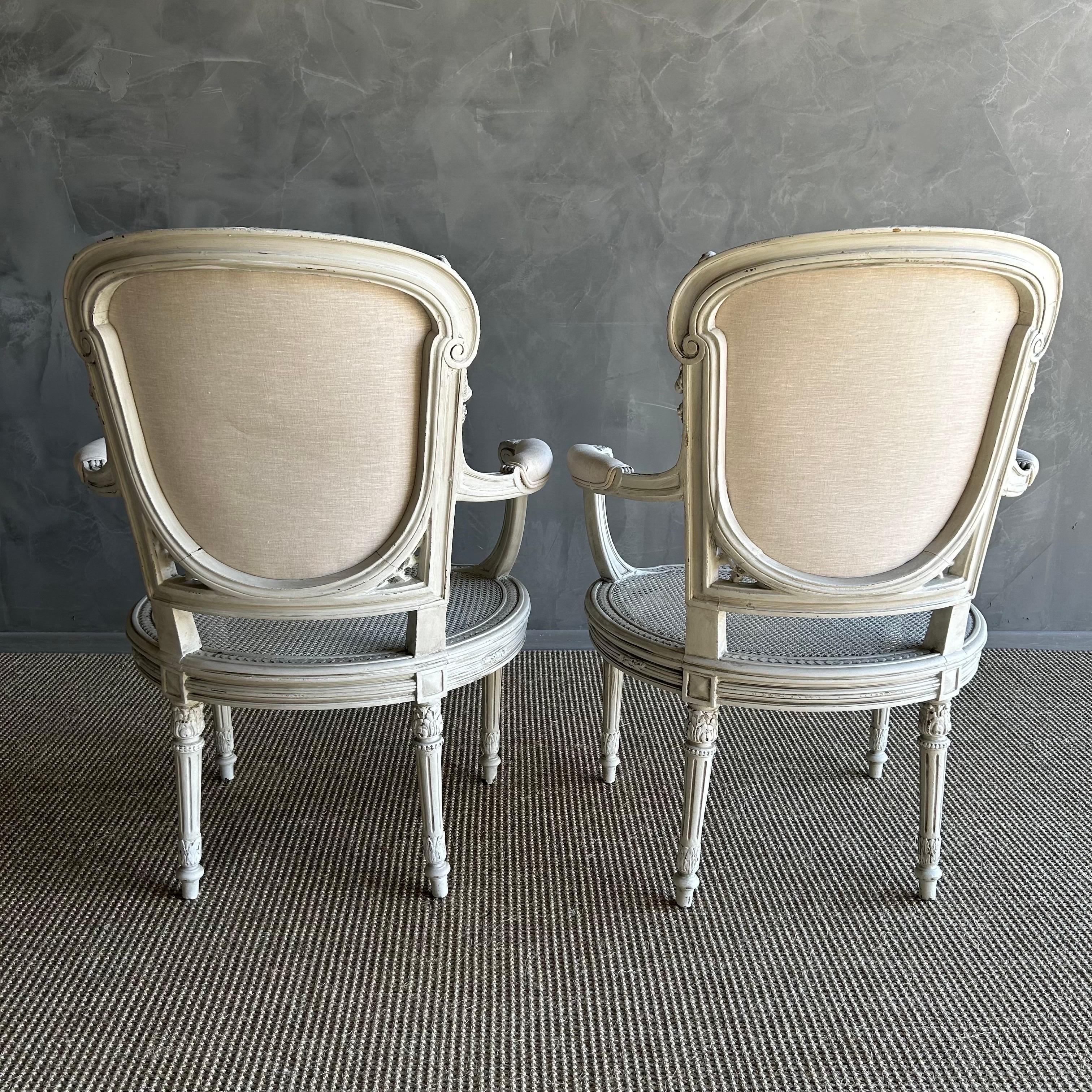 Sillones franceses de brazos abiertos de caña pintados del siglo XIX con tapicería de lino en venta 9