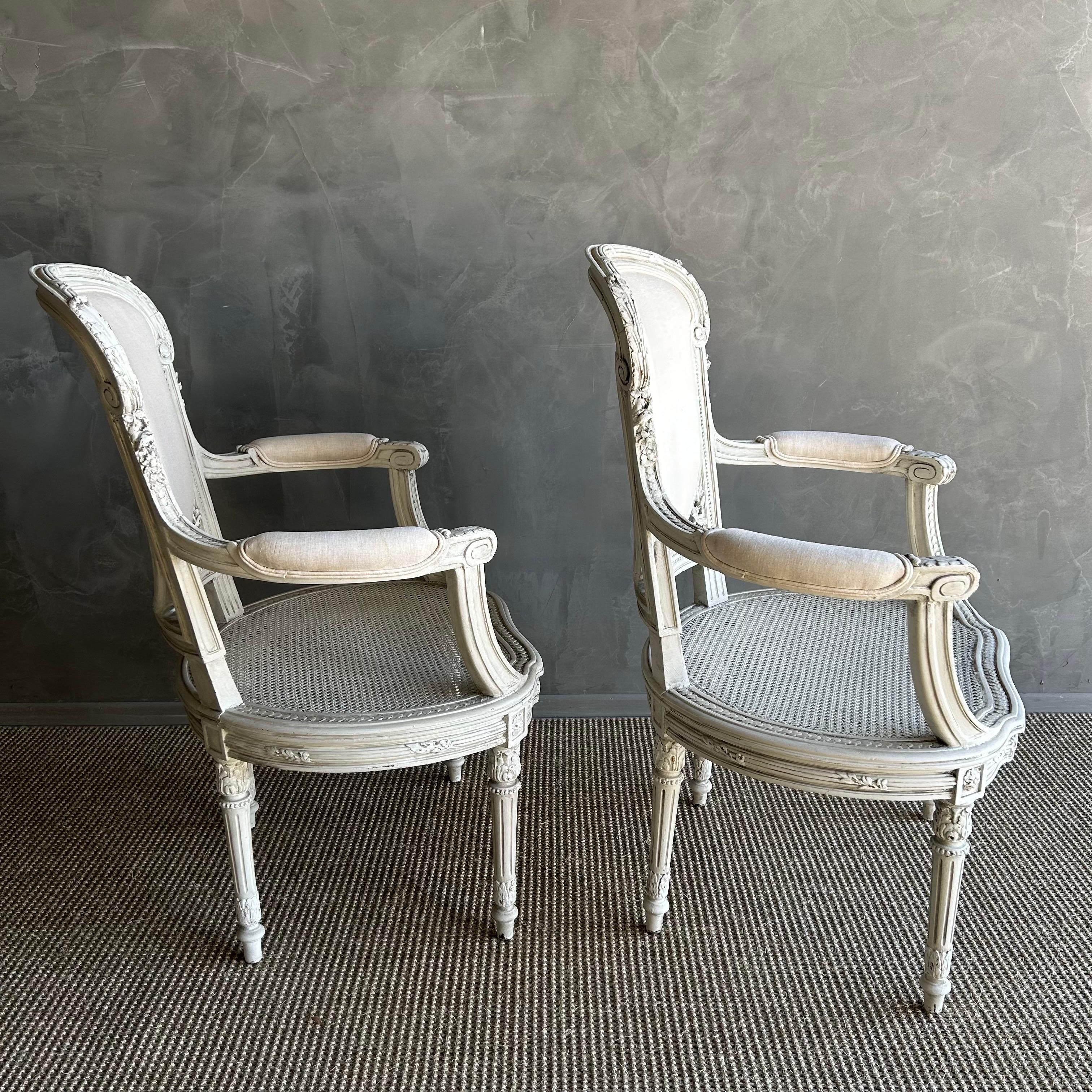 Sillones franceses de brazos abiertos de caña pintados del siglo XIX con tapicería de lino en venta 10