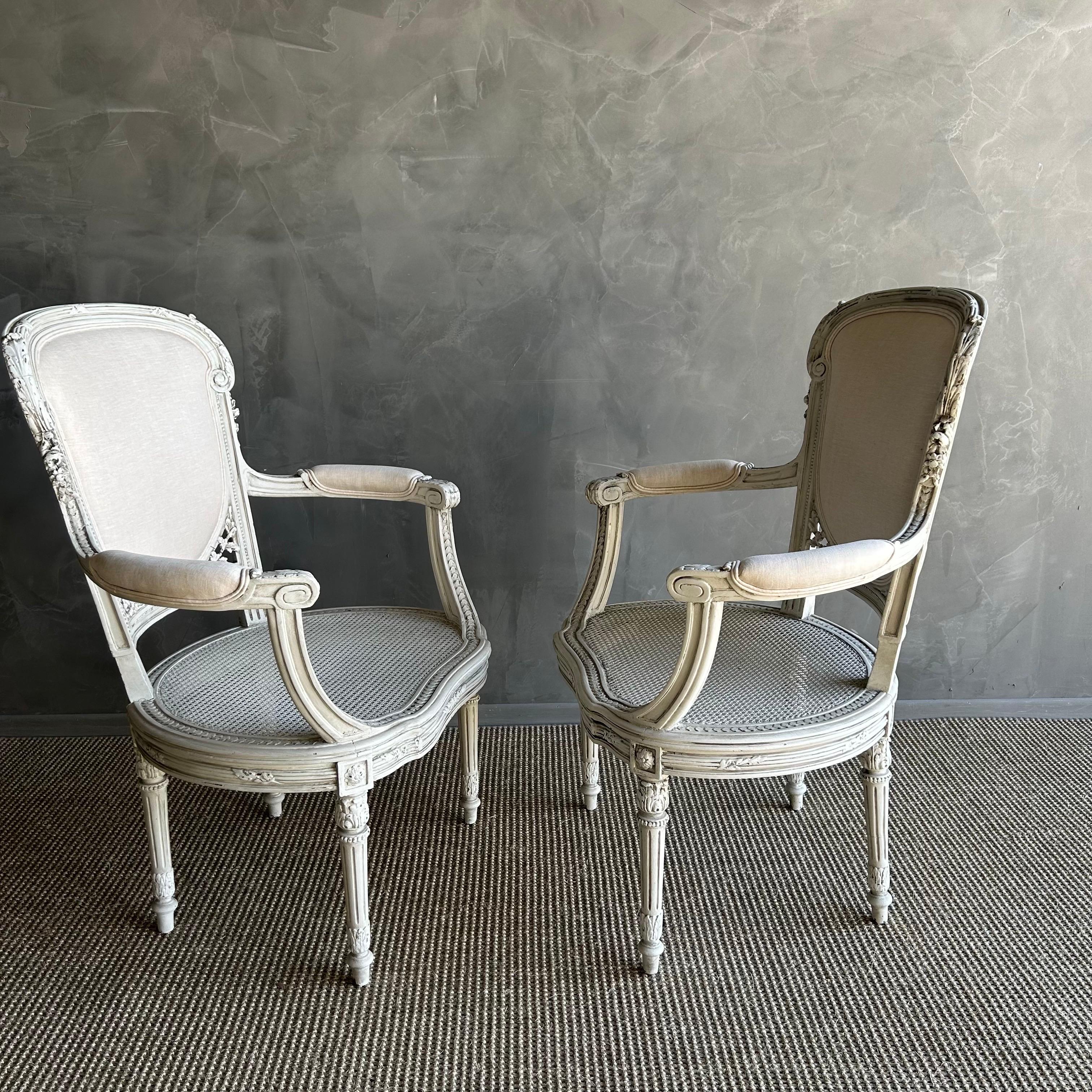 Sillones franceses de brazos abiertos de caña pintados del siglo XIX con tapicería de lino en venta 13