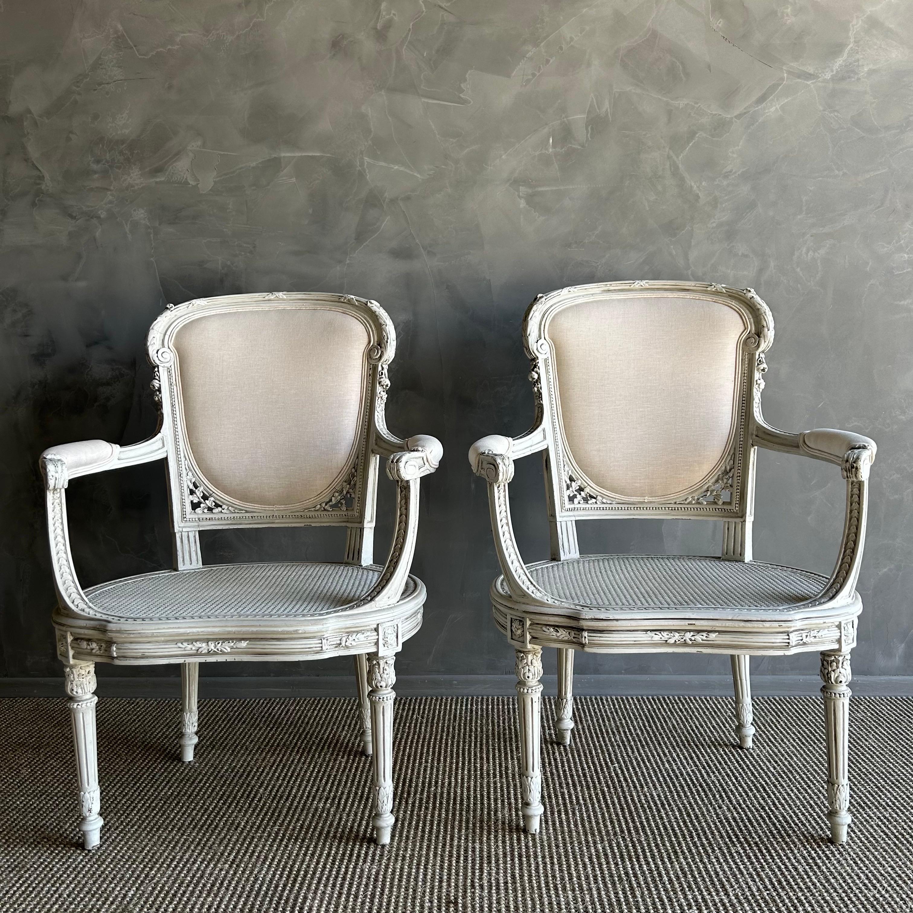 Exquisita silla de caña francesa del siglo XIX, fabricada en madera maciza de frutal y pintada en un encantador acabado blanco ostra. Estas sillas no sólo son visualmente impresionantes, sino también robustas y fiables, perfectas para el uso diario.