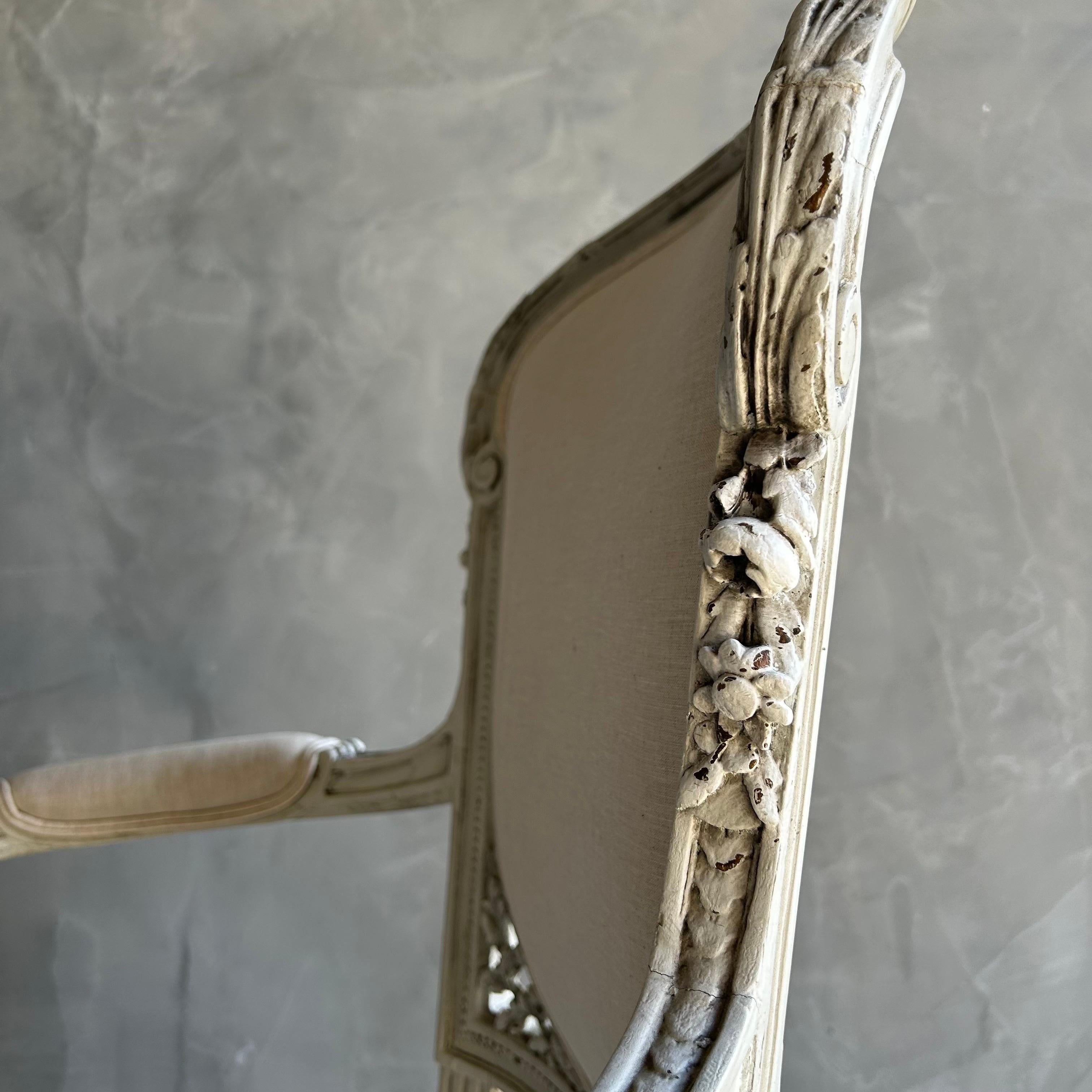 Sillones franceses de brazos abiertos de caña pintados del siglo XIX con tapicería de lino Francés en venta