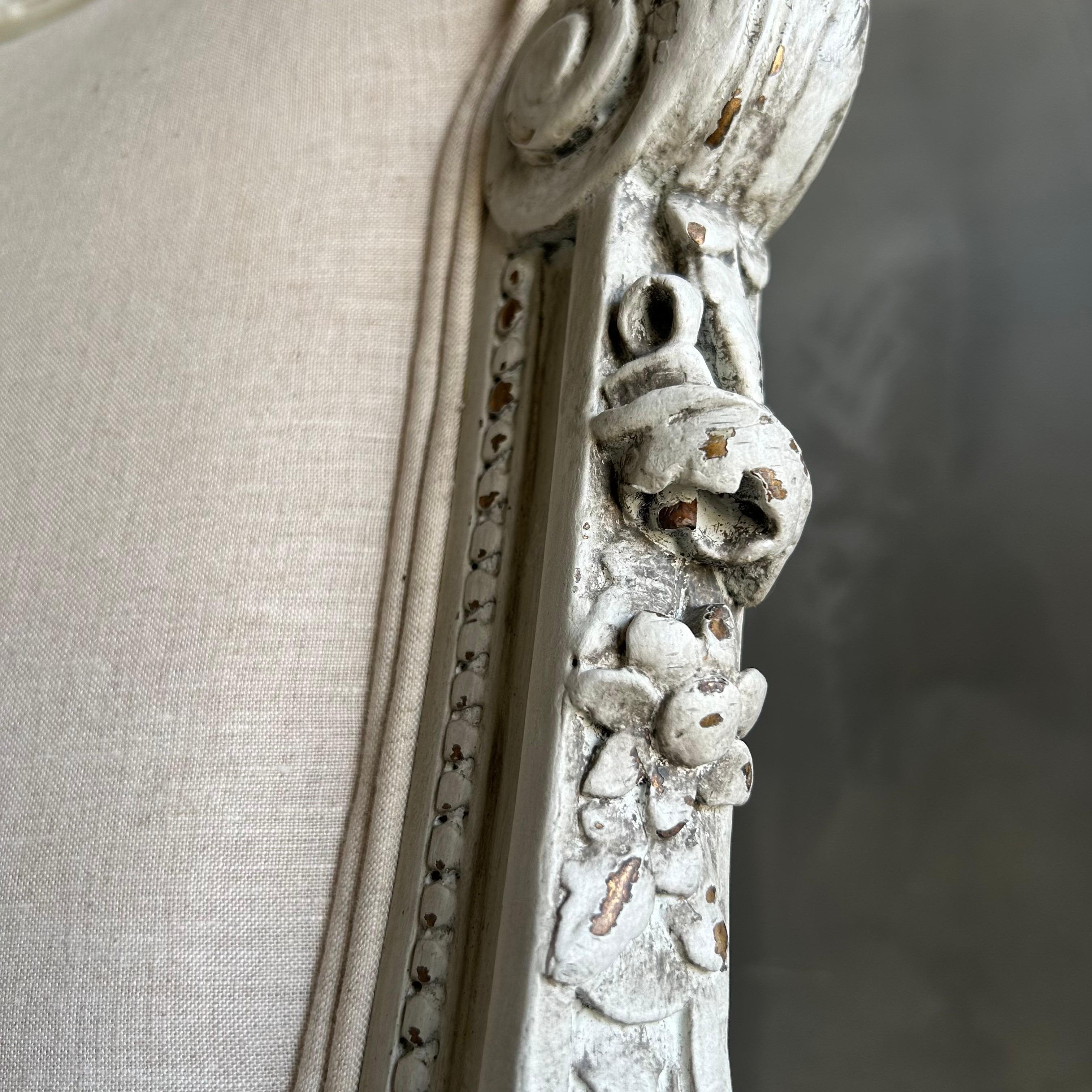 Sillones franceses de brazos abiertos de caña pintados del siglo XIX con tapicería de lino en Bueno estado para la venta en Old Town Orange, CA