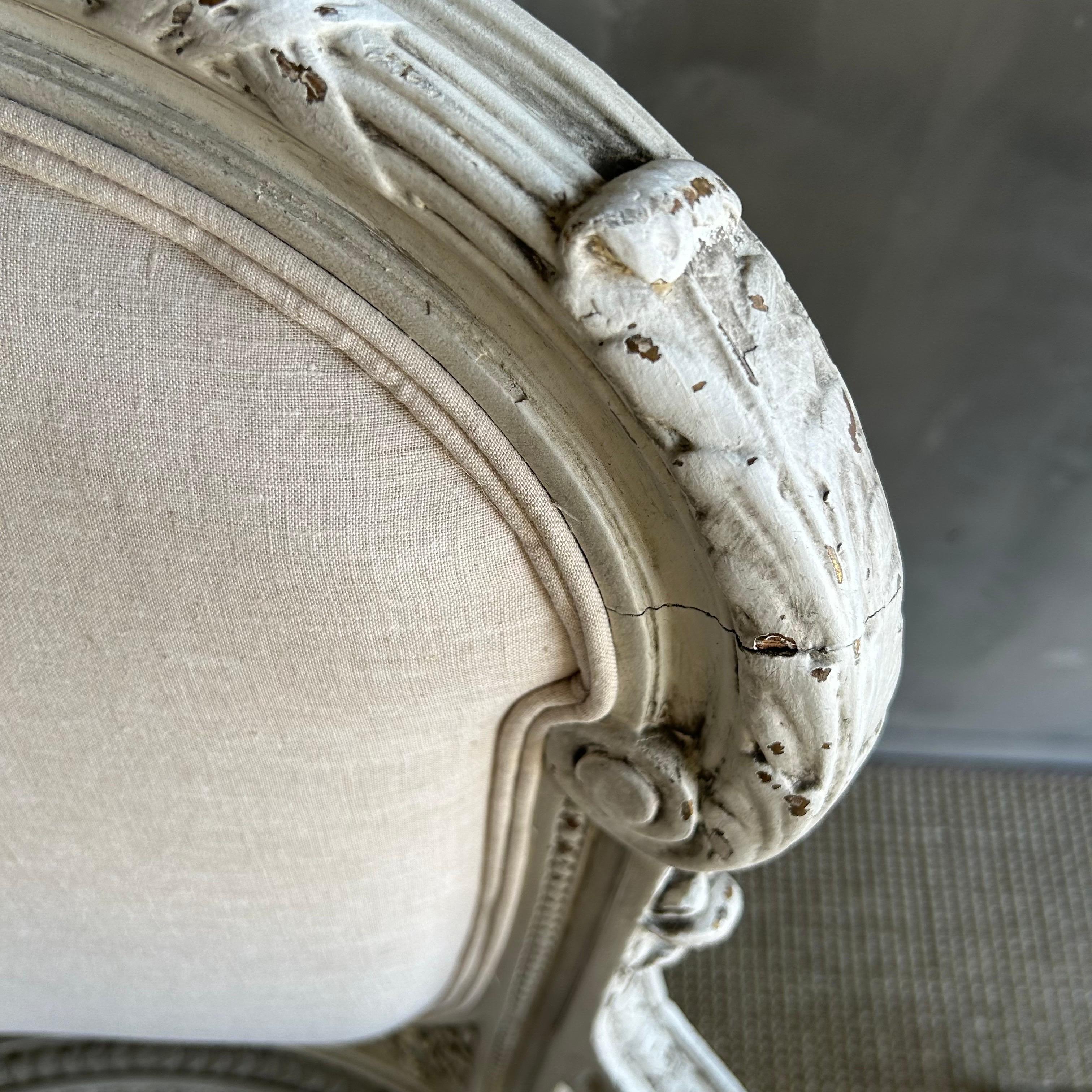 Sillones franceses de brazos abiertos de caña pintados del siglo XIX con tapicería de lino Lino en venta