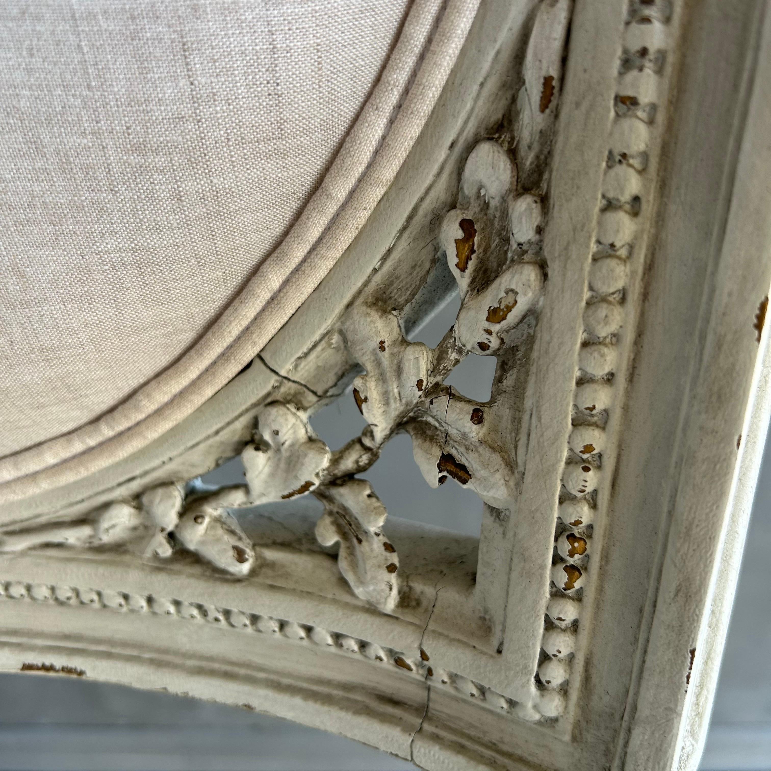 Sillones franceses de brazos abiertos de caña pintados del siglo XIX con tapicería de lino en venta 1