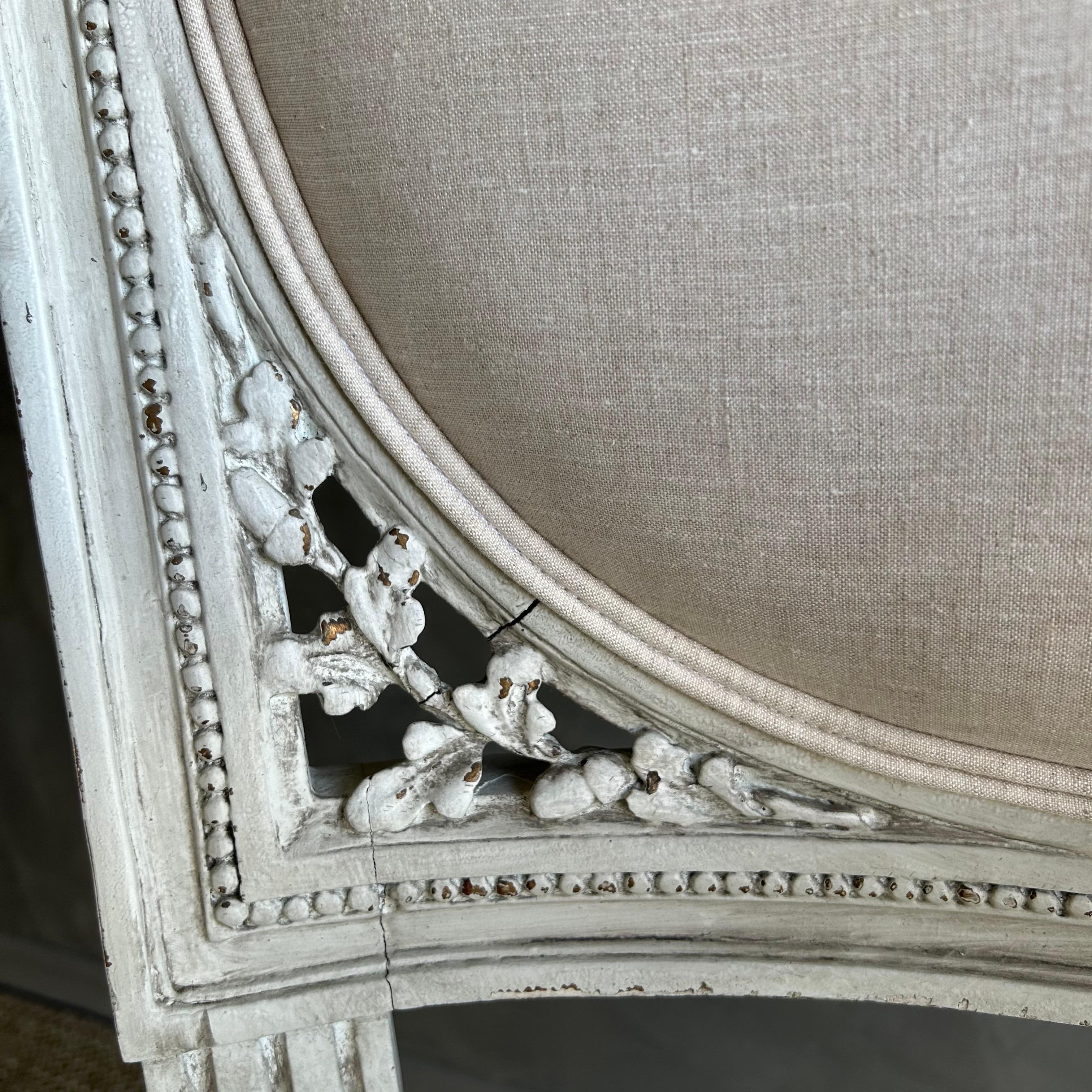 Sillones franceses de brazos abiertos de caña pintados del siglo XIX con tapicería de lino en venta 2