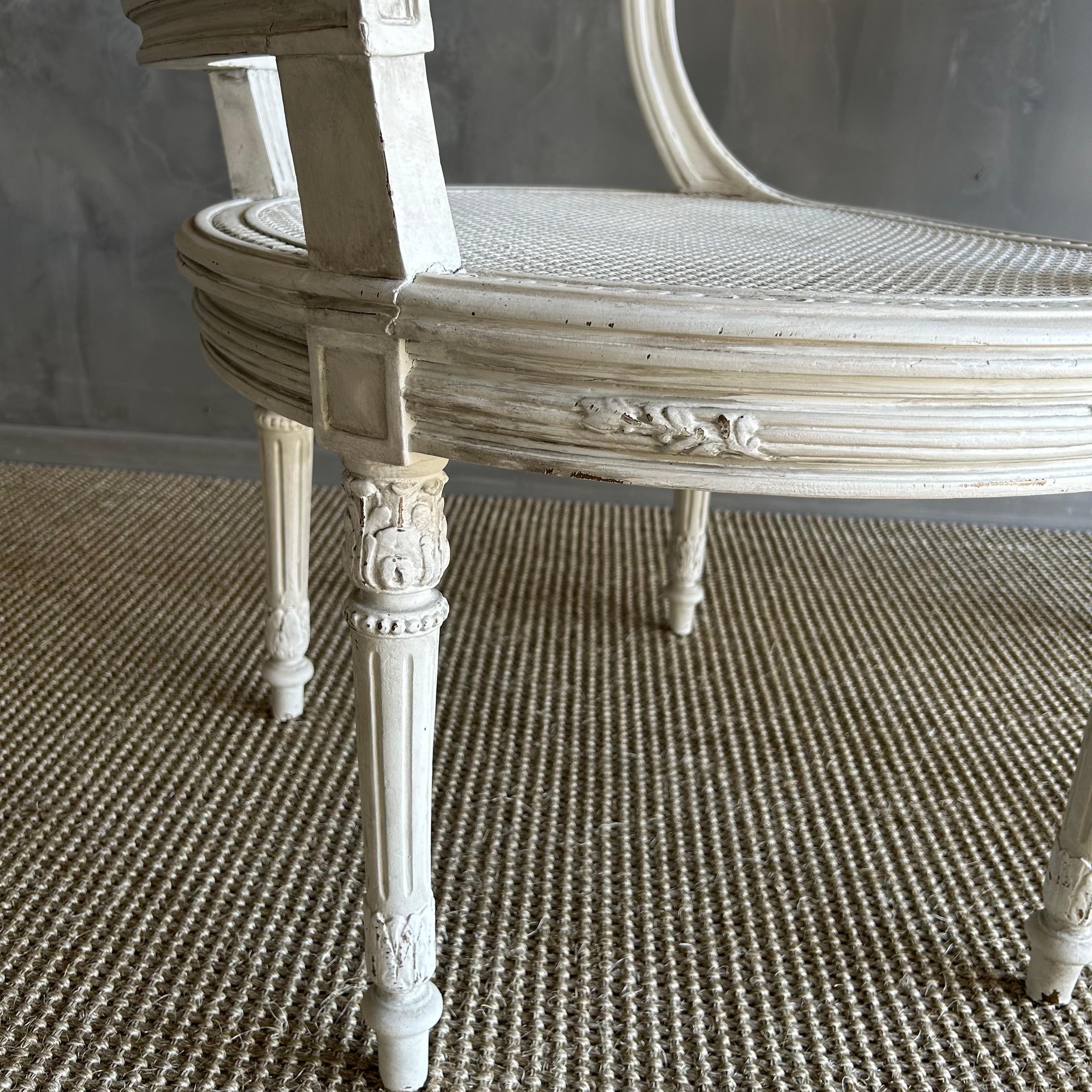 Sillones franceses de brazos abiertos de caña pintados del siglo XIX con tapicería de lino en venta 3