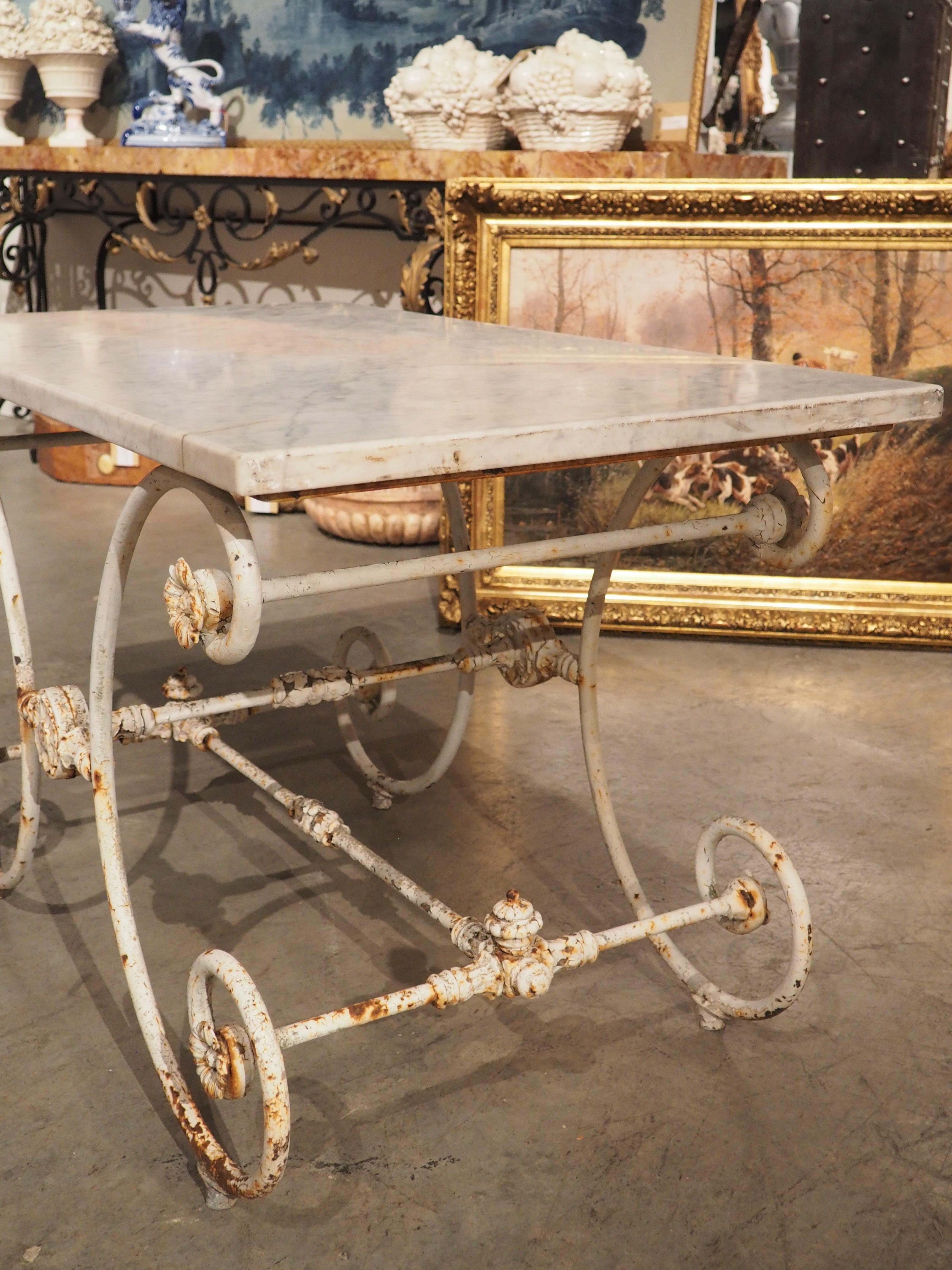 Bemalter französischer Eisen-Pastry- oder Butcher-Tisch des 19. Jahrhunderts mit Carrara-Marmorplatte im Angebot 6