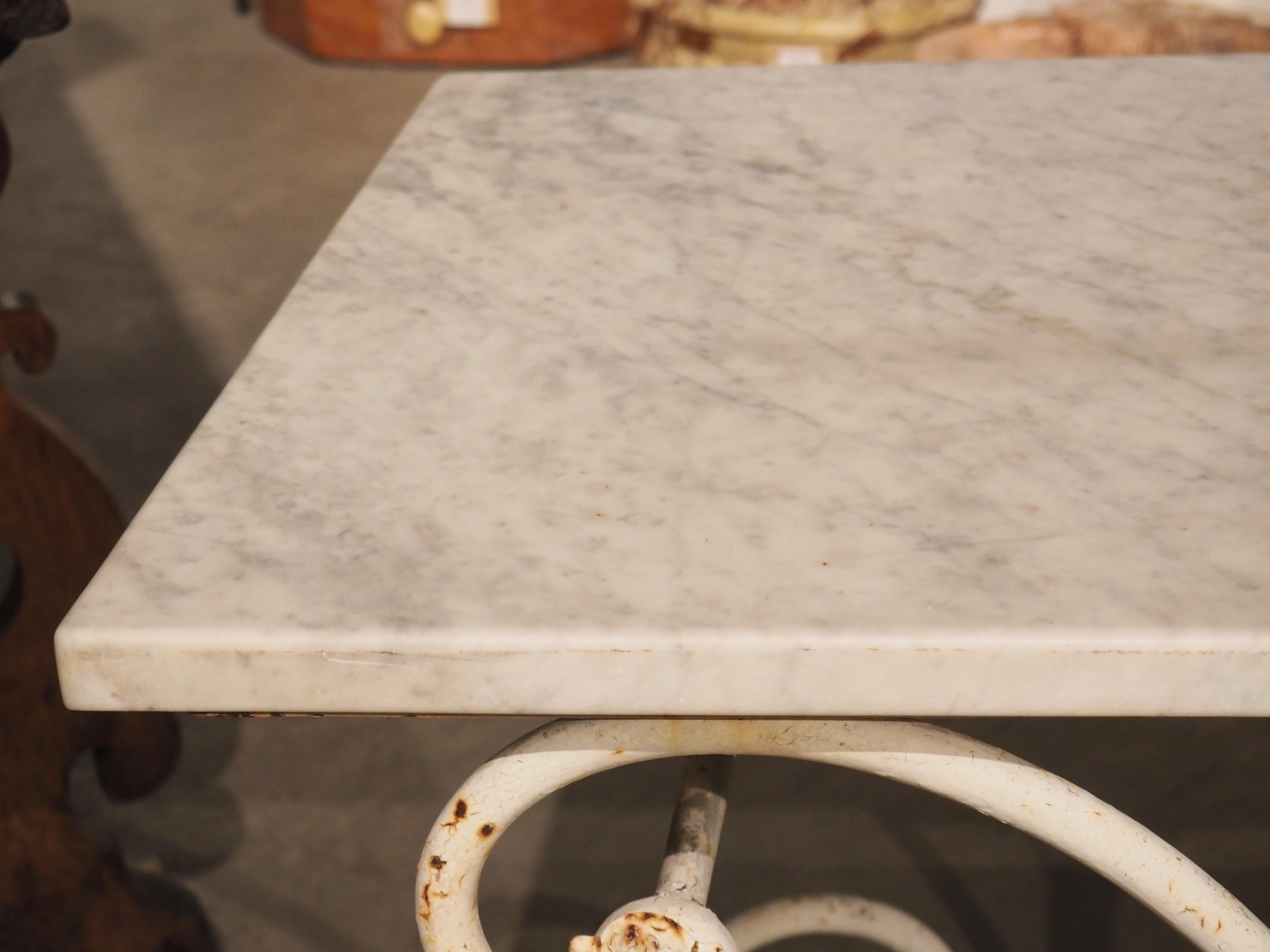 Bemalter französischer Eisen-Pastry- oder Butcher-Tisch des 19. Jahrhunderts mit Carrara-Marmorplatte im Angebot 9