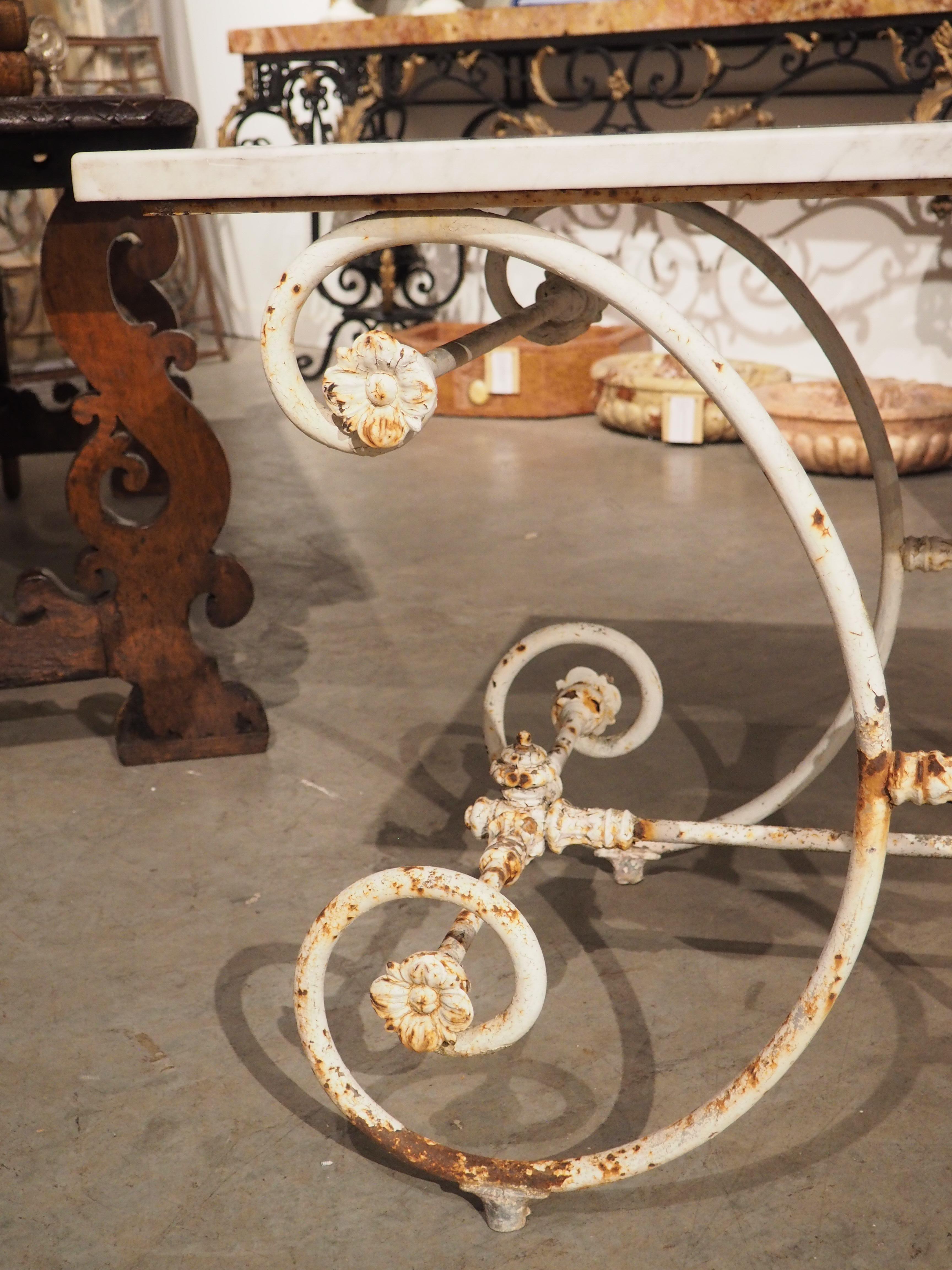 Bemalter französischer Eisen-Pastry- oder Butcher-Tisch des 19. Jahrhunderts mit Carrara-Marmorplatte im Angebot 14