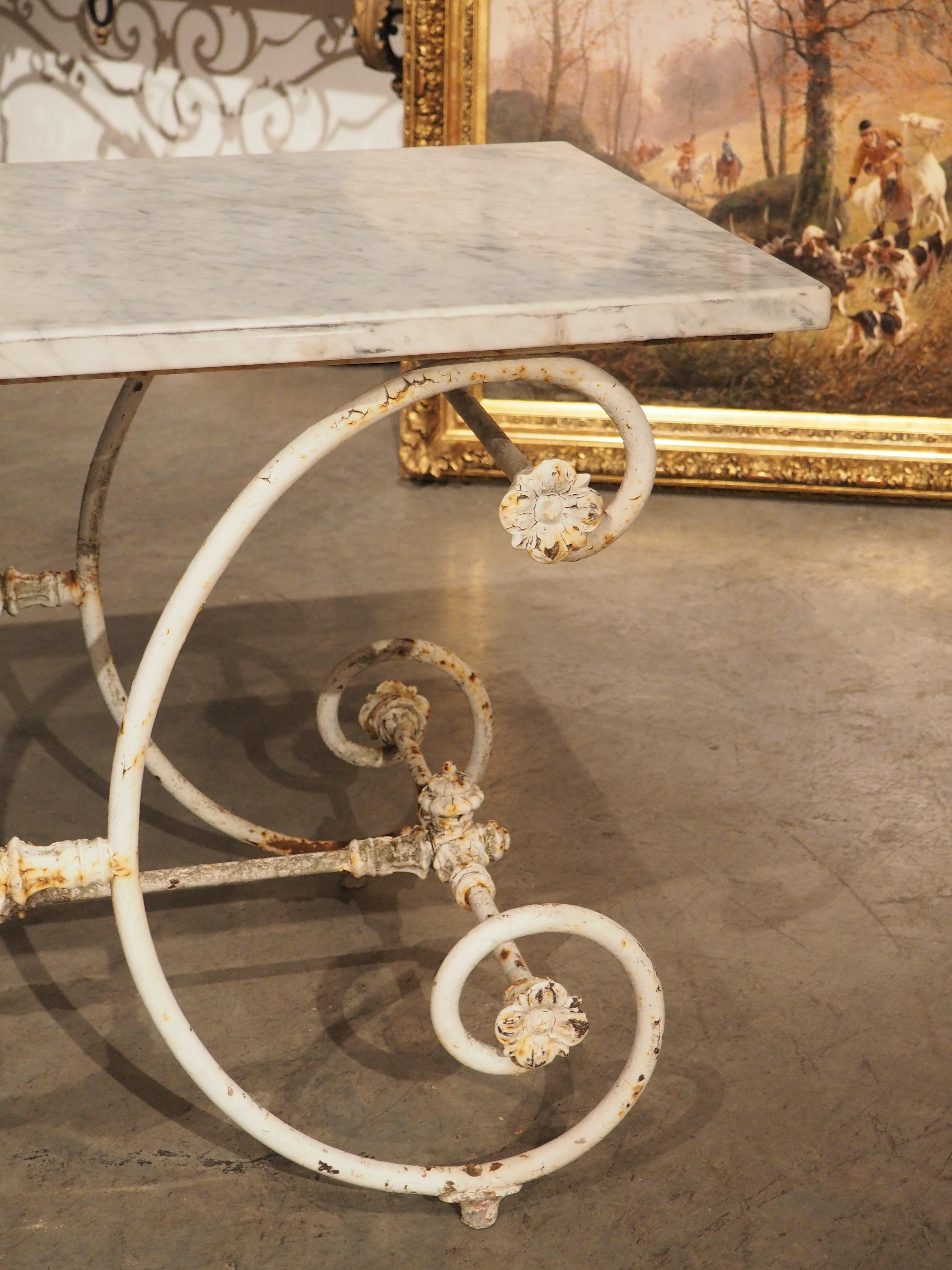 Fin du XIXe siècle Table de pâtisserie ou de boucherie en fer peint du 19ème siècle avec plateau en marbre de Carrare en vente