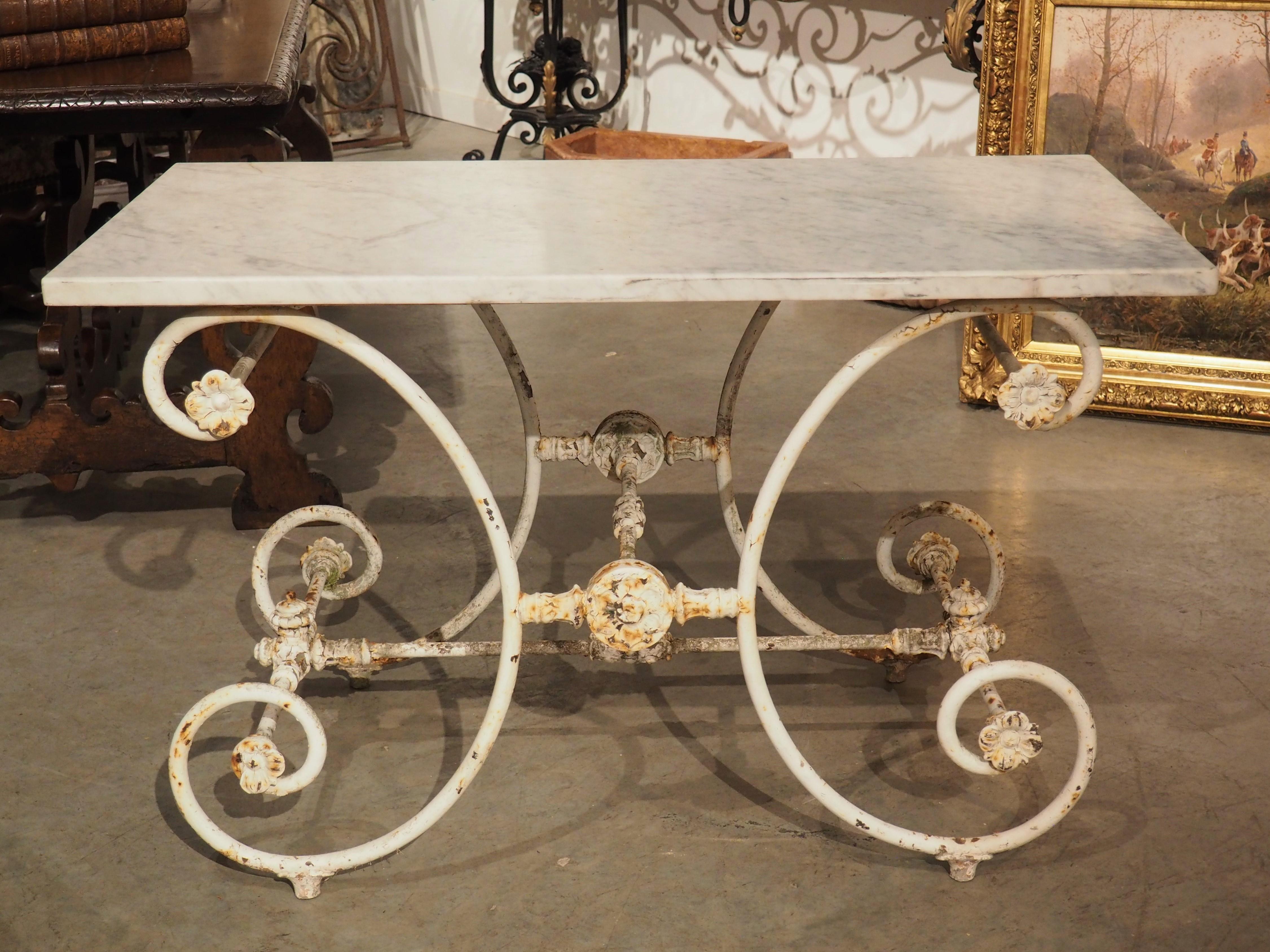 Table de pâtisserie ou de boucherie en fer peint du 19ème siècle avec plateau en marbre de Carrare en vente 2