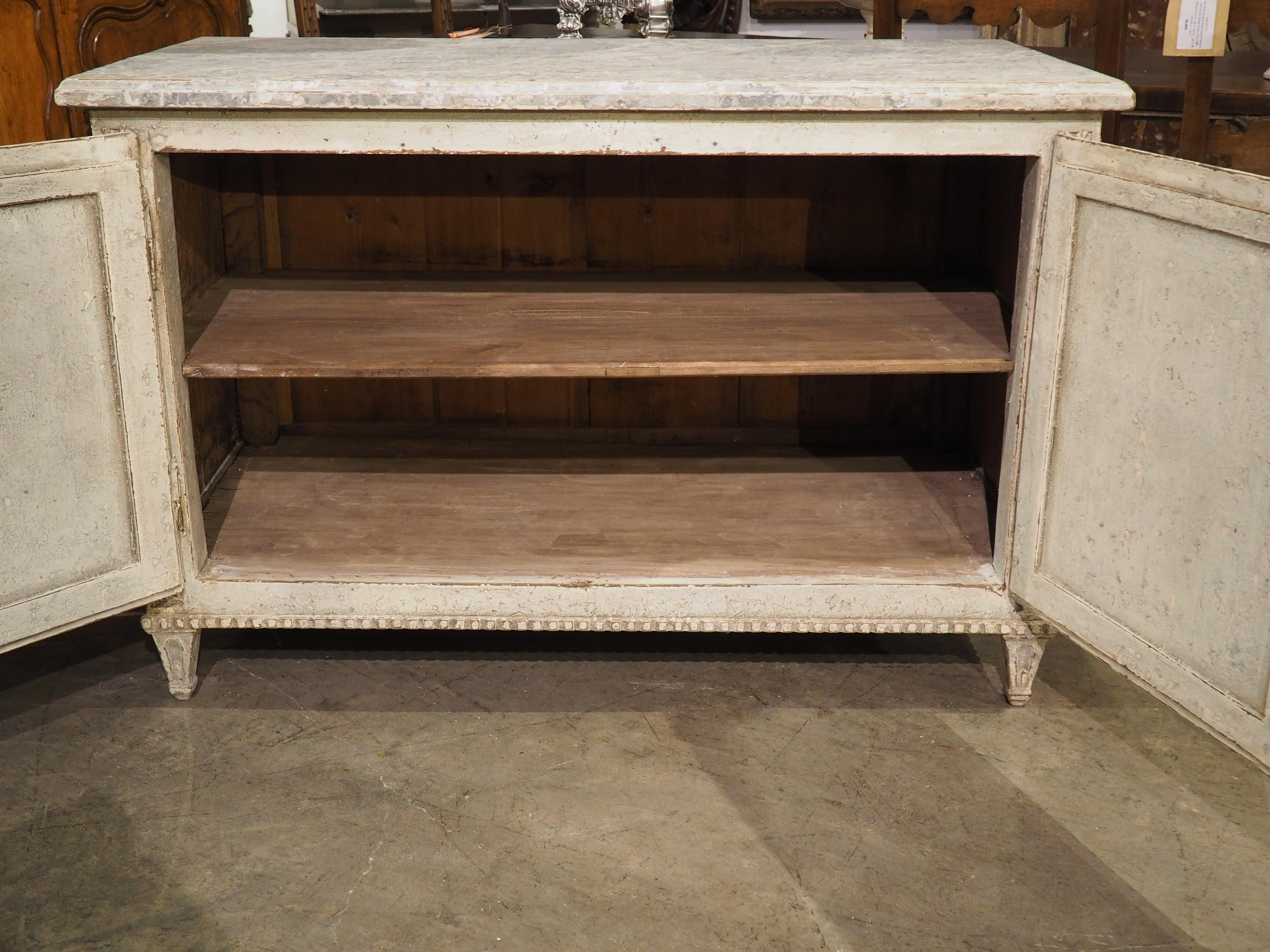 Buffet francese del XIX secolo in stile Luigi XVI dipinto con piano in finto marmo in vendita 6