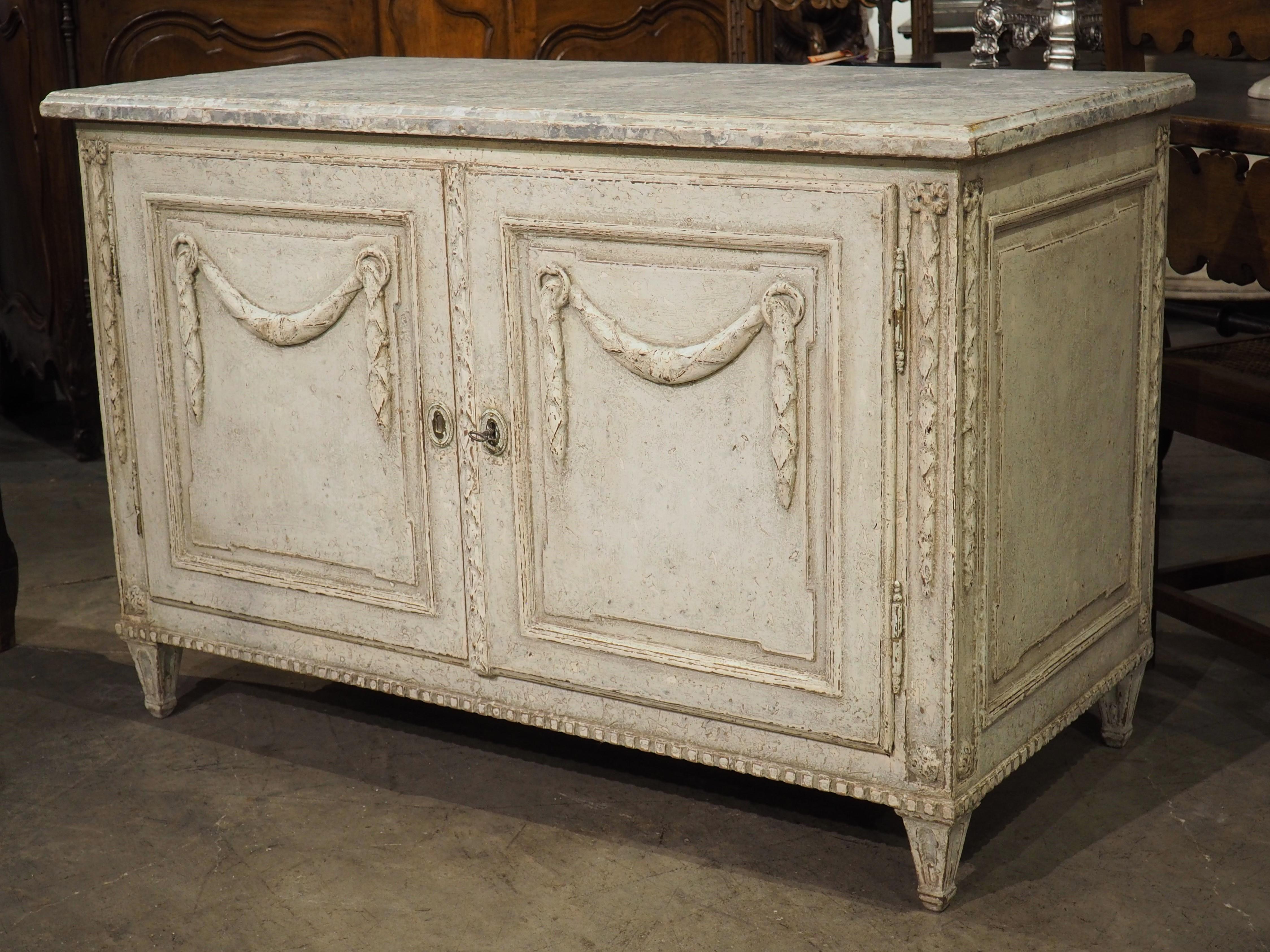 Buffet francese del XIX secolo in stile Luigi XVI dipinto con piano in finto marmo in vendita 9