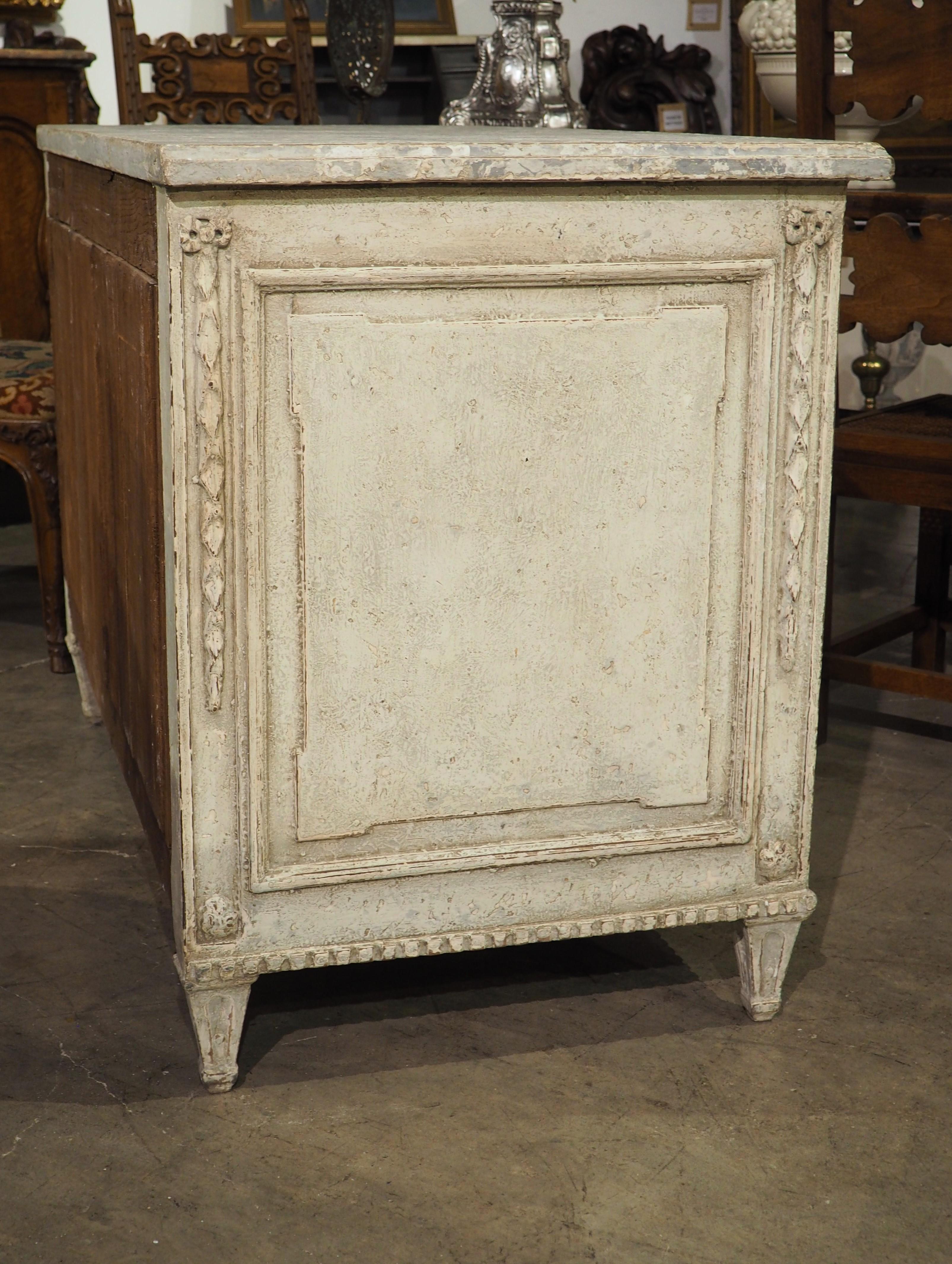 Scolpito a mano nell'800 in stile Luigi XVI, questo buffet francese presenta motivi neoclassici e un meraviglioso piano in finto marmo dipinto a mano. Il piano presenta una sottile modanatura a cavetto ed è stato dipinto di grigio con 