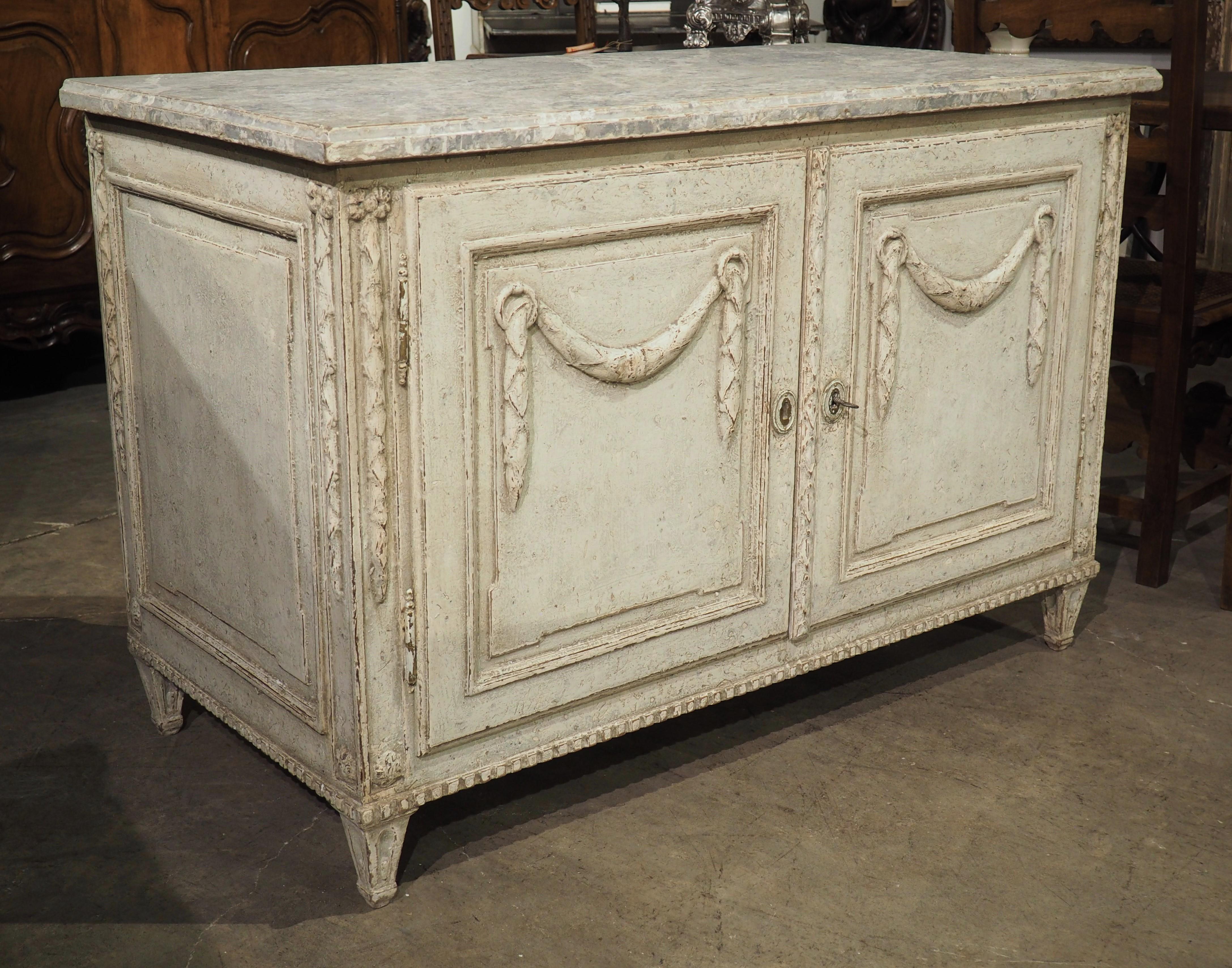 Francese Buffet francese del XIX secolo in stile Luigi XVI dipinto con piano in finto marmo in vendita
