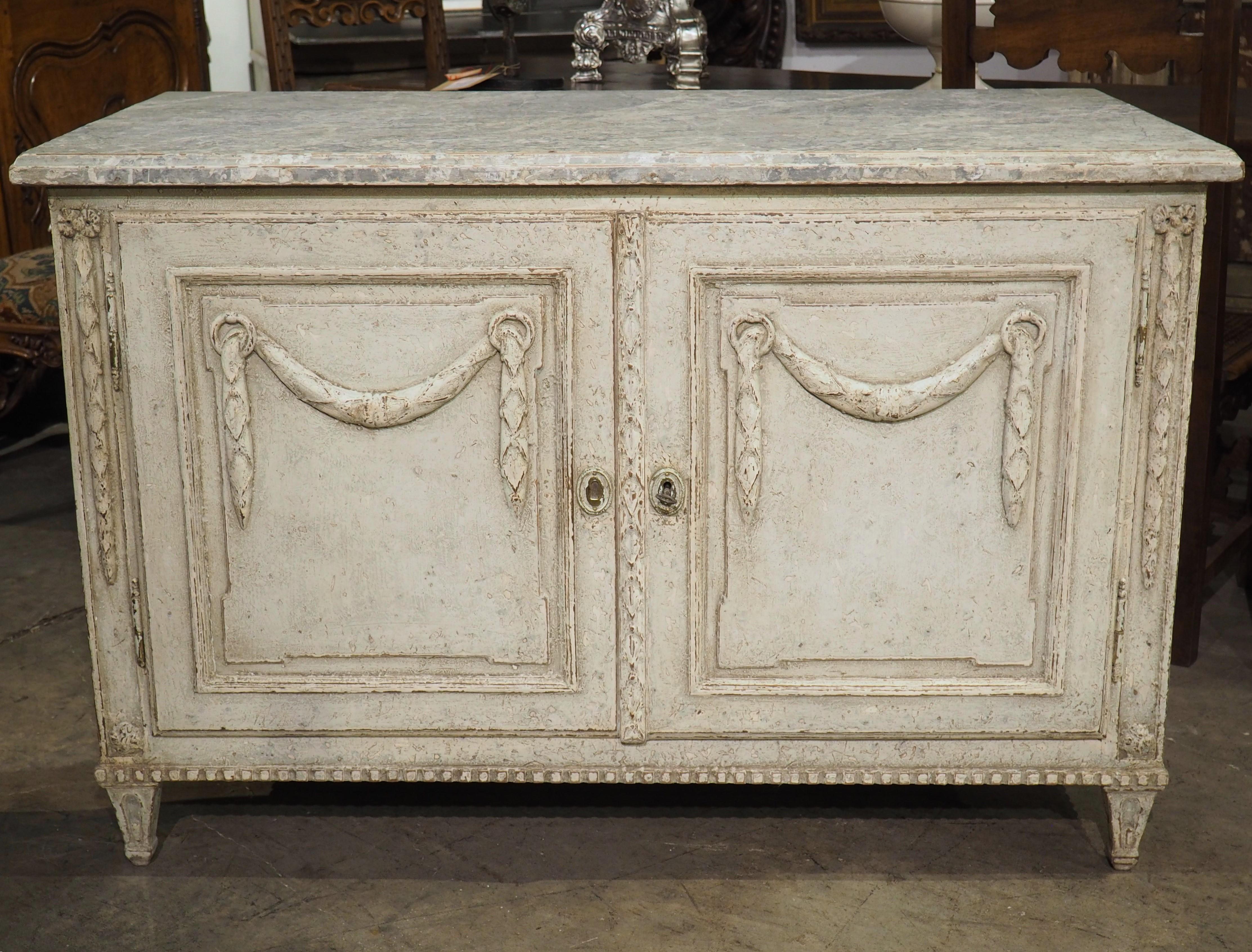 Intagliato a mano Buffet francese del XIX secolo in stile Luigi XVI dipinto con piano in finto marmo in vendita