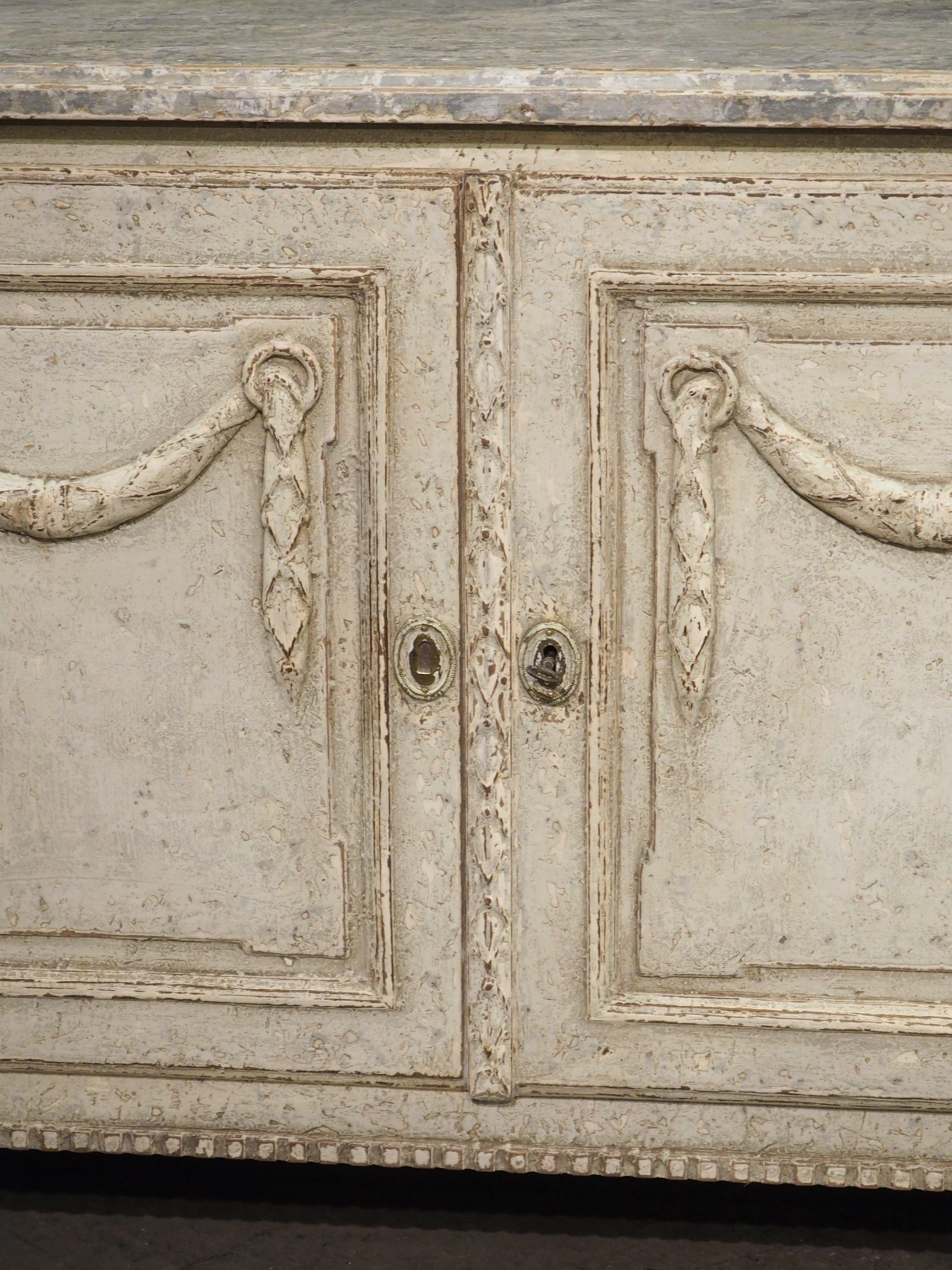 Buffet francese del XIX secolo in stile Luigi XVI dipinto con piano in finto marmo In condizioni buone in vendita a Dallas, TX