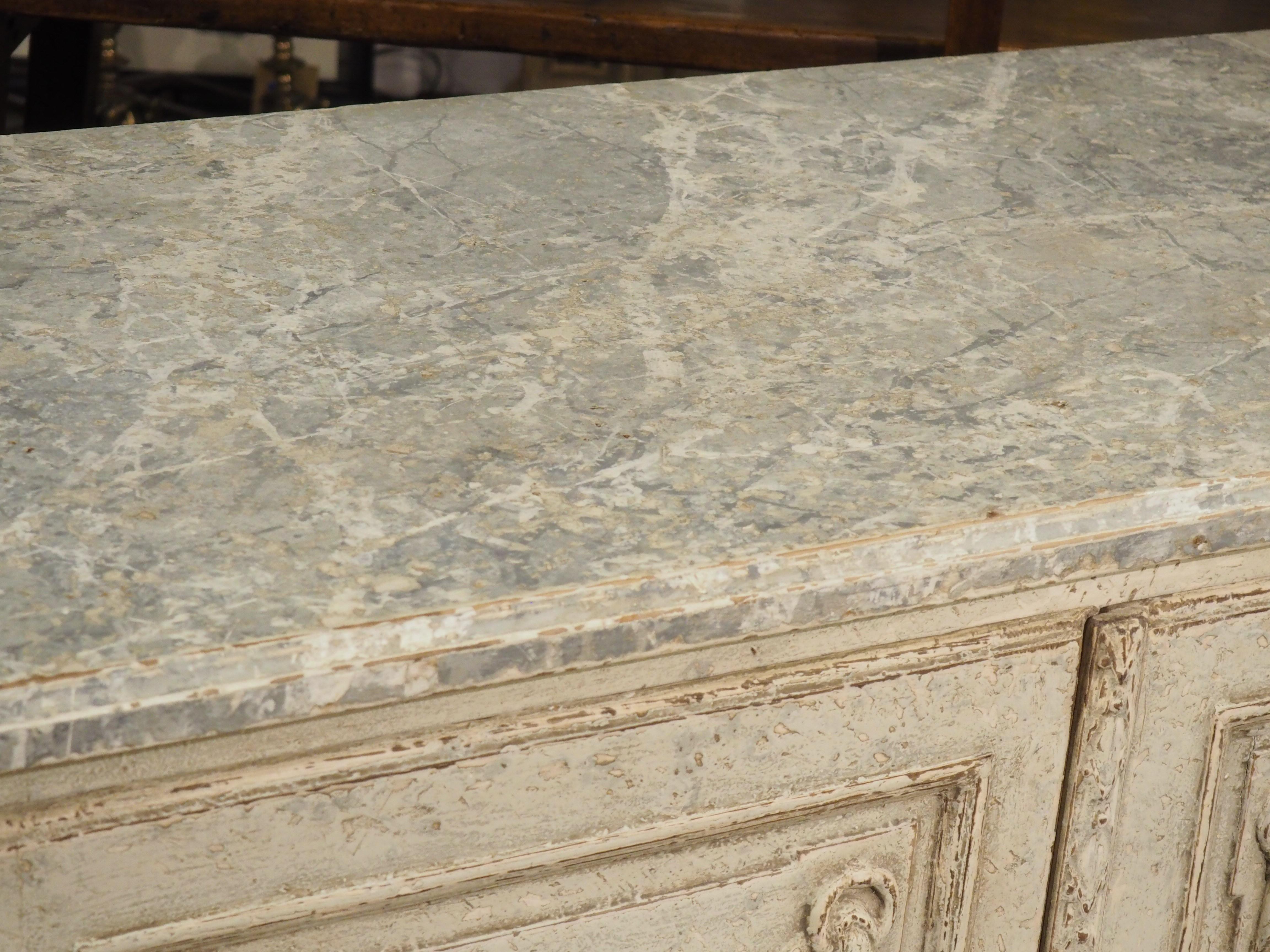 Legno Buffet francese del XIX secolo in stile Luigi XVI dipinto con piano in finto marmo in vendita