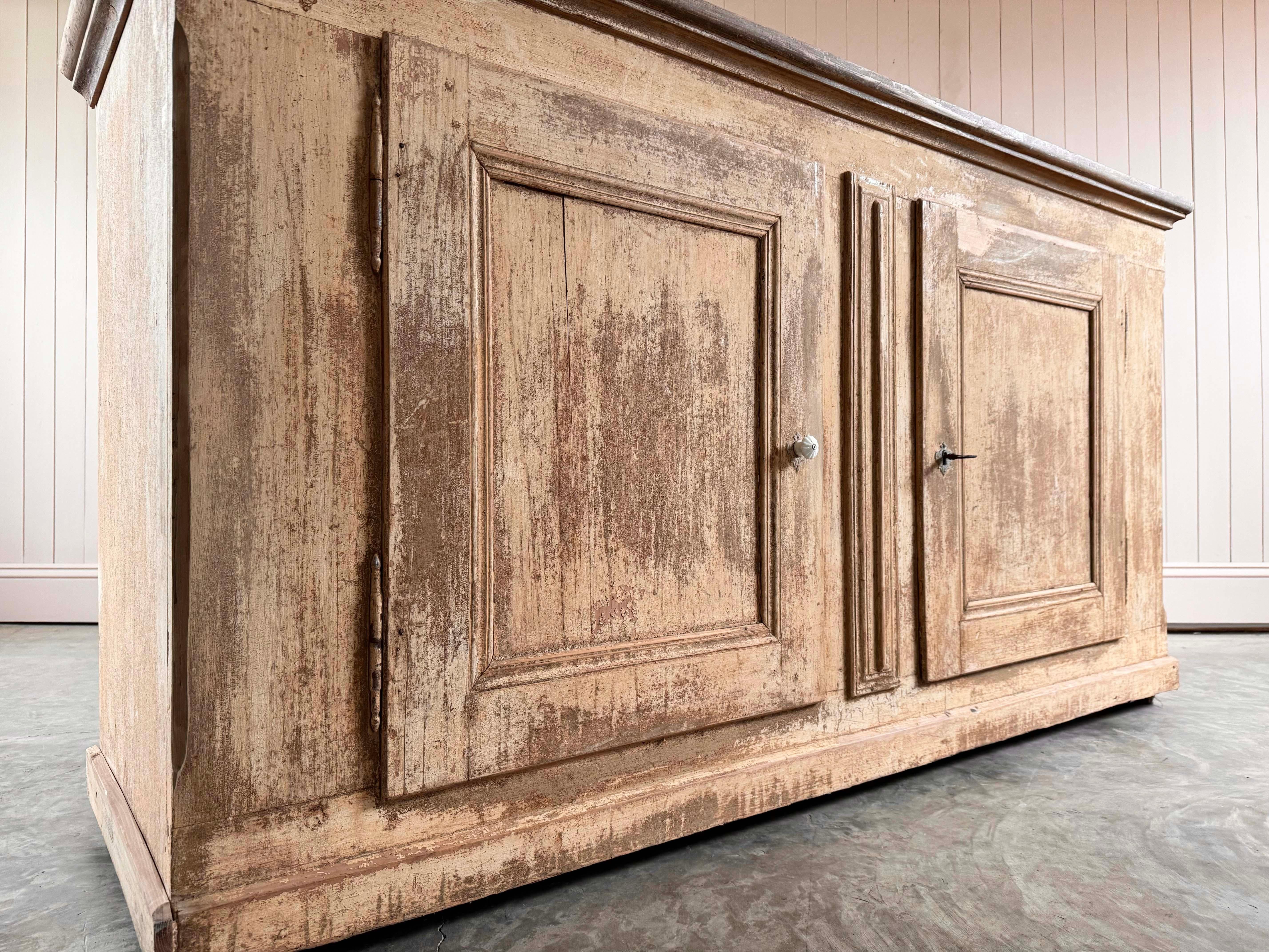 Credenza francese dipinta del XIX secolo In condizioni buone in vendita a Cirencester, GB
