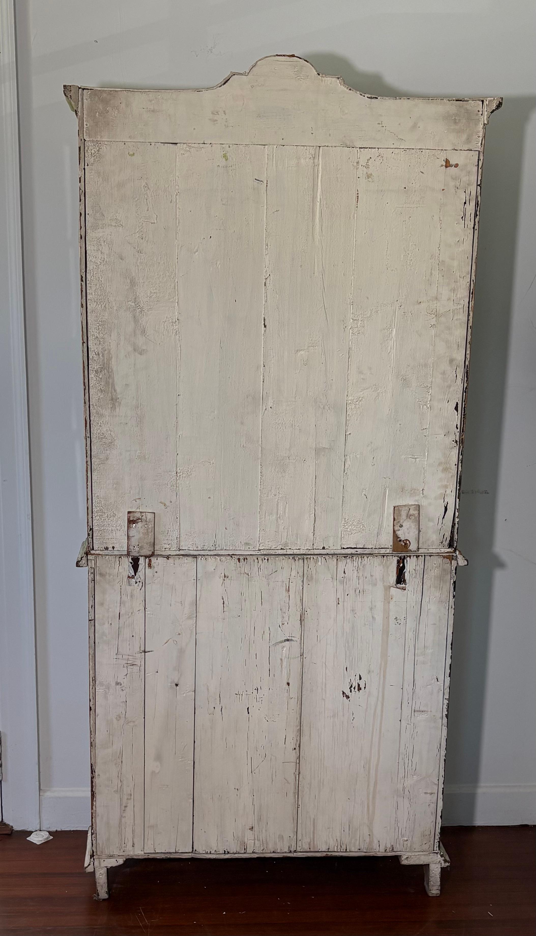 Gemaltes französisches zweiteiliges Kabinett des 19. Jahrhunderts mit Glastür oben im Zustand „Gut“ im Angebot in Briarcliff Manor, NY
